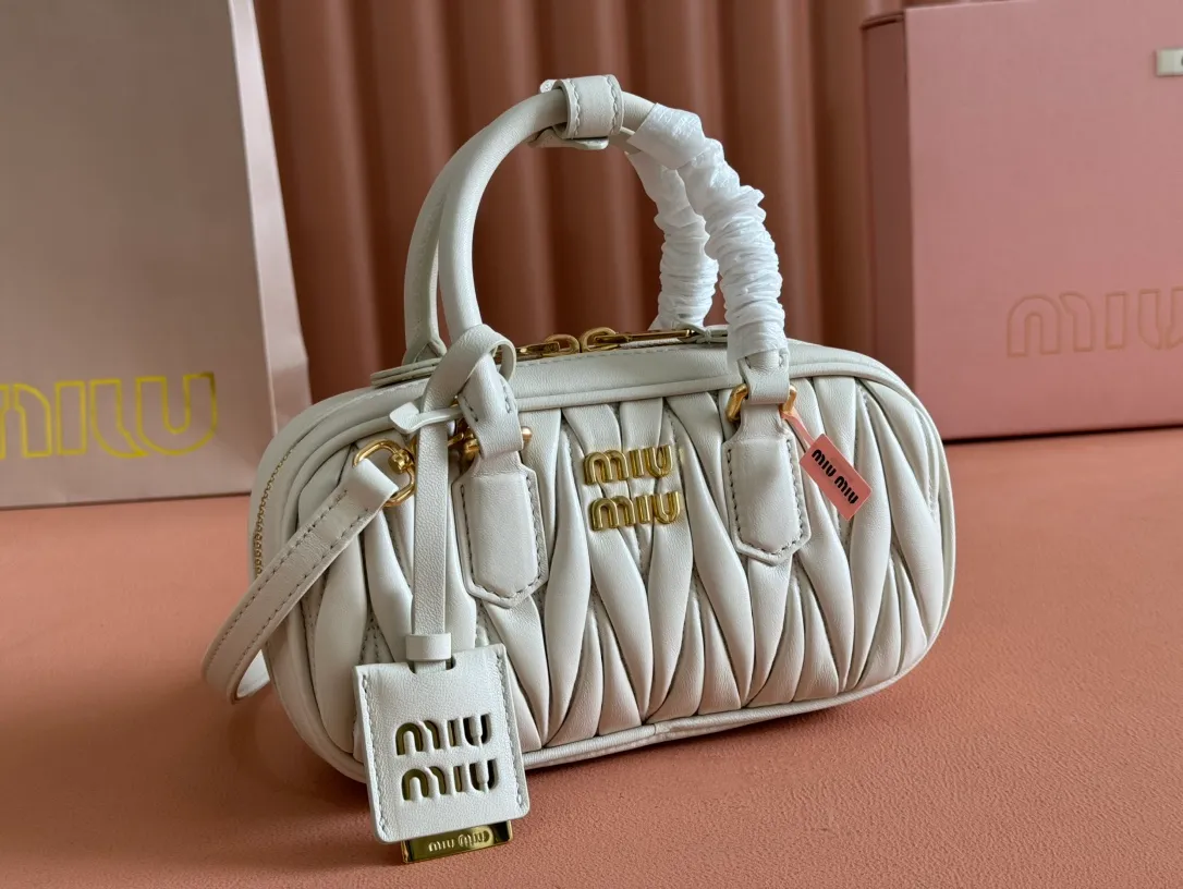 p1640💋💋💋【Equipment with counter full set of packaging, premium hardware and original leather】Arcadie sheepskin mini (19cm) bowling handbag/crossbody bag ~ This Arcadic handbag demonstrates the unique concept that fashion is a tool that reflects reality and translates it into material form. The letter logo that complements the finish of the metal hardware accessories is exquisitely crafted and demonstrates a highly recognizable classic style. Dynamic and elegant lines with adjustable and detachable shoulder straps present a practical and versatile design with modern charm. ～Detachable and adjustable shoulder strap ～Zipper closure ～Painted metal letter logo on front ～Lined patch pocket Size: W19×H10×D5cm Number: _5BP176