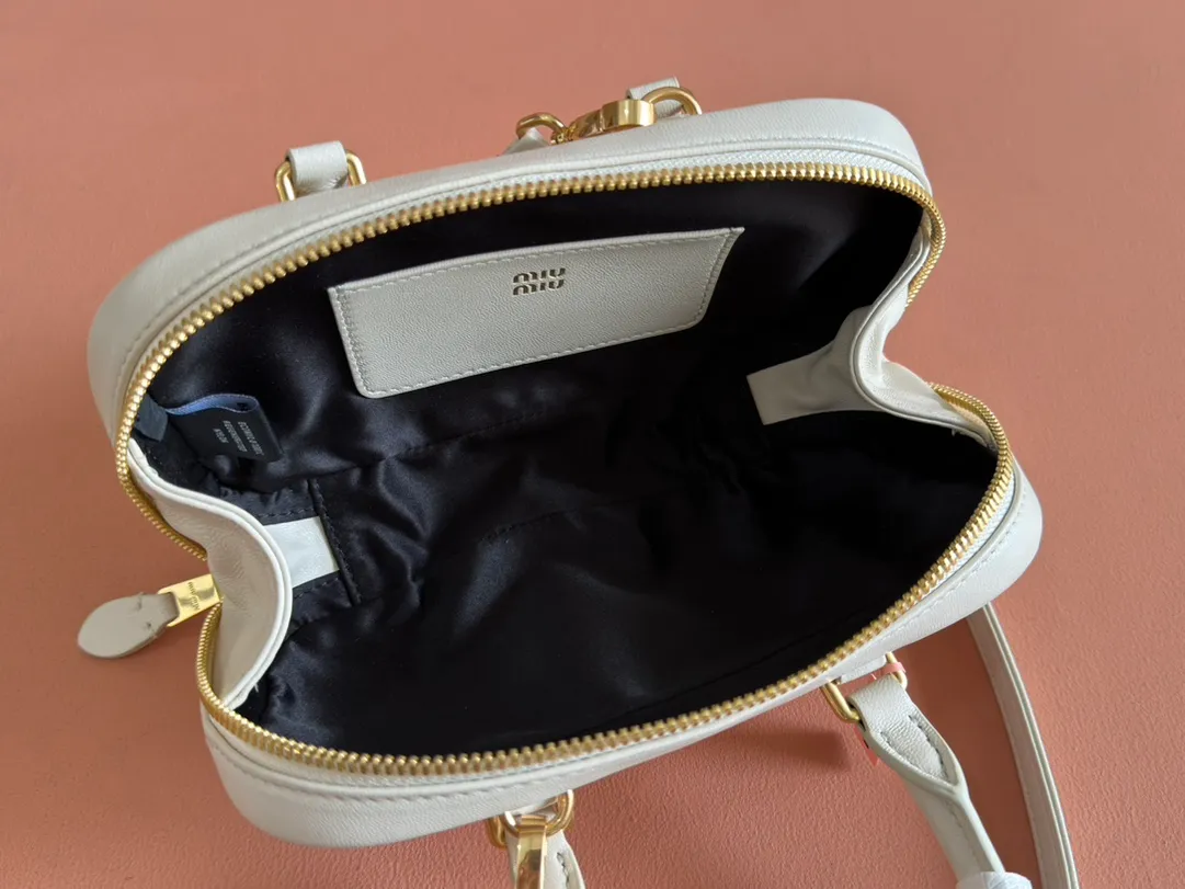 p1640💋💋💋【Equipment with counter full set of packaging, premium hardware and original leather】Arcadie sheepskin mini (19cm) bowling handbag/crossbody bag ~ This Arcadic handbag demonstrates the unique concept that fashion is a tool that reflects reality and translates it into material form. The letter logo that complements the finish of the metal hardware accessories is exquisitely crafted and demonstrates a highly recognizable classic style. Dynamic and elegant lines with adjustable and detachable shoulder straps present a practical and versatile design with modern charm. ～Detachable and adjustable shoulder strap ～Zipper closure ～Painted metal letter logo on front ～Lined patch pocket Size: W19×H10×D5cm Number: _5BP176