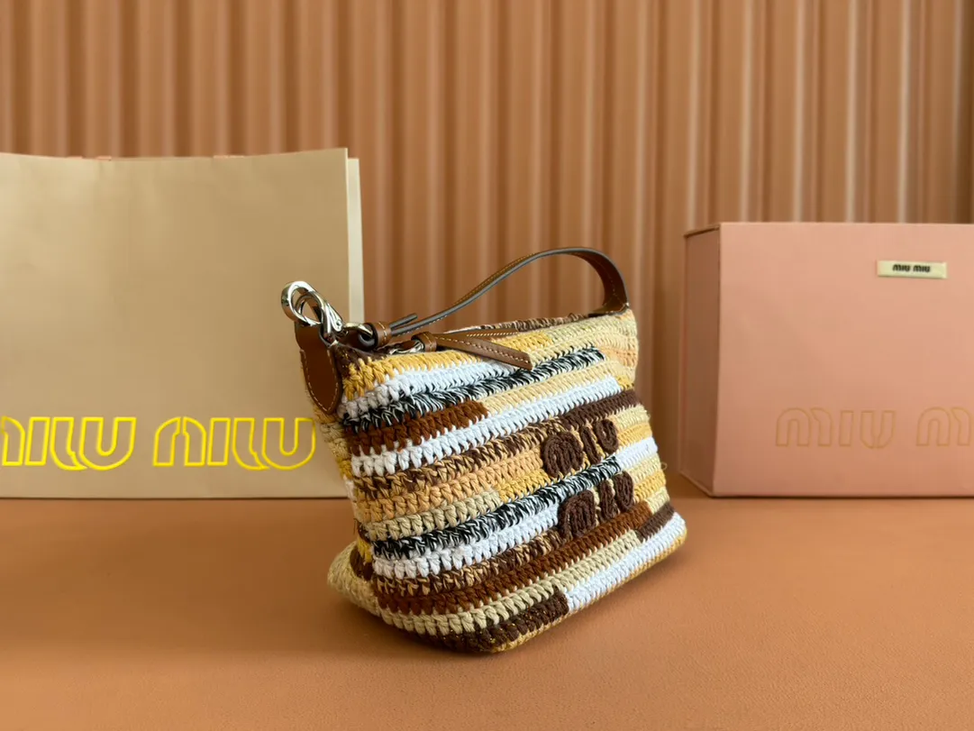 p1500💋💋💋 [Configured with full set of packaging at the counter] 5NE841, rainbow woven lunch box bag, ultra-heavy handmade, hand-crocheted using a variety of materials, not a single material version on the market, iconic Miu embroidery on the front, cotton lining, ultra-light, large capacity, looks good with any combination, suitable for all seasons, size: bottom length 19cm, opening width 25.5cm, height 14cm, bottom width 10cm,