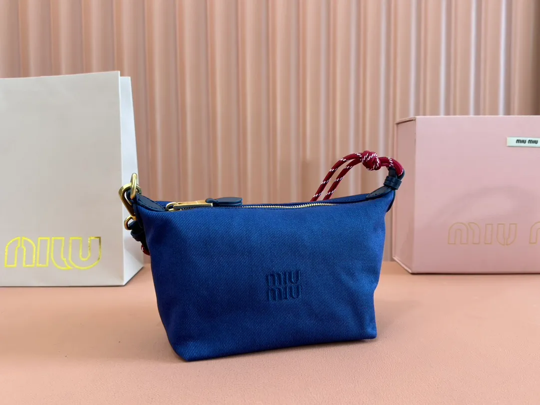 p960💋💋💋 [Configured with full set of counter packaging] 5NE841, new denim lunch box bag, unique ice crack texture, iconic Miu amount logo on the front, cotton lining, ultra-light, large capacity, looks good with any combination, suitable for all seasons, size: bottom length 19cm, opening width 25.5cm, height 14cm, bottom width 10cm