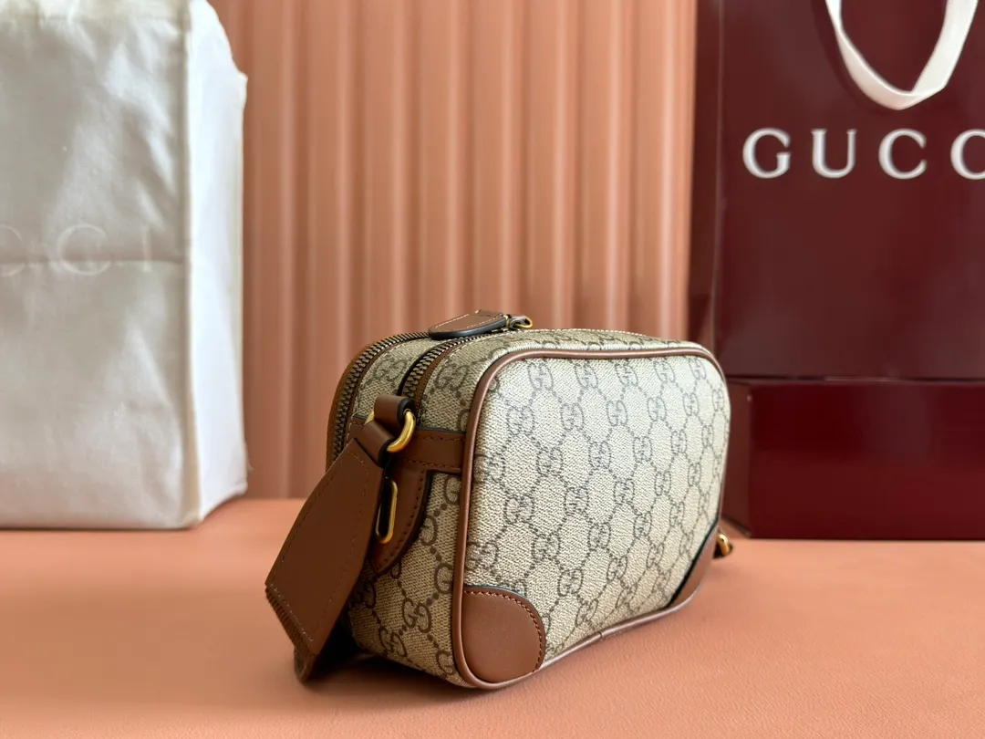 p1180💋💋💋【Full set of packaging at the counter】The GG Emblem series reinterprets classic patterns with creative design and innovative functions, creating a treasured choice for years to come. This ultra-mini handbag is crafted from black fabric with a new GG monogram pattern and is a new interpretation of the new accessories series. Black new GG monogram coated fabric Black leather piping Cotton and linen blend and moiré fabric lining Interior: 3 card compartments and 2 zippered compartments Adjustable canvas shoulder strap (55cm high) Zip closure Weight: approx. 398g Model number: 821217 Dimensions: 19cm (W) x 12.5cm (H) x 7cm (D) Color: Gram/original leather. Made in Italy