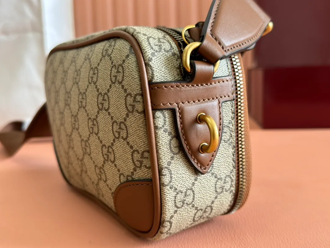 p1180💋💋💋【Full set of packaging at the counter】The GG Emblem series reinterprets classic patterns with creative design and innovative functions, creating a treasured choice for years to come. This ultra-mini handbag is crafted from black fabric with a new GG monogram pattern and is a new interpretation of the new accessories series. Black new GG monogram coated fabric Black leather piping Cotton and linen blend and moiré fabric lining Interior: 3 card compartments and 2 zippered compartments Adjustable canvas shoulder strap (55cm high) Zip closure Weight: approx. 398g Model number: 821217 Dimensions: 19cm (W) x 12.5cm (H) x 7cm (D) Color: Gram/original leather. Made in Italy