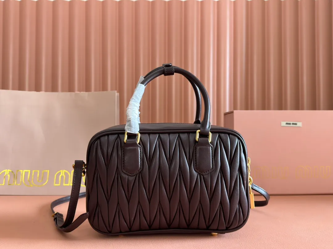 p1900💋💋💋 [Equipped with full set of packaging at the counter, premium hardware original leather] Arcadie Matelasse sheepskin medium bowling handbag/crossbody bag ~ Heather sheepskin This handbag uses Matelasse craftsmanship, and the three-dimensional texture and exquisite texture bring a new interpretation to the classic silhouette. The front letter logo cleverly echoes the metal hardware, and the exquisite workmanship is outstanding, highlighting a highly recognizable classic style. Dynamic and elegant lines with adjustable and detachable shoulder straps present a practical and versatile design with modern charm. ～Detachable and adjustable shoulder strap ～Zipper closure ～Lined with 2 patch pockets ～With foot studs Size: W24×H17×D7.5cm No.: 5BB124