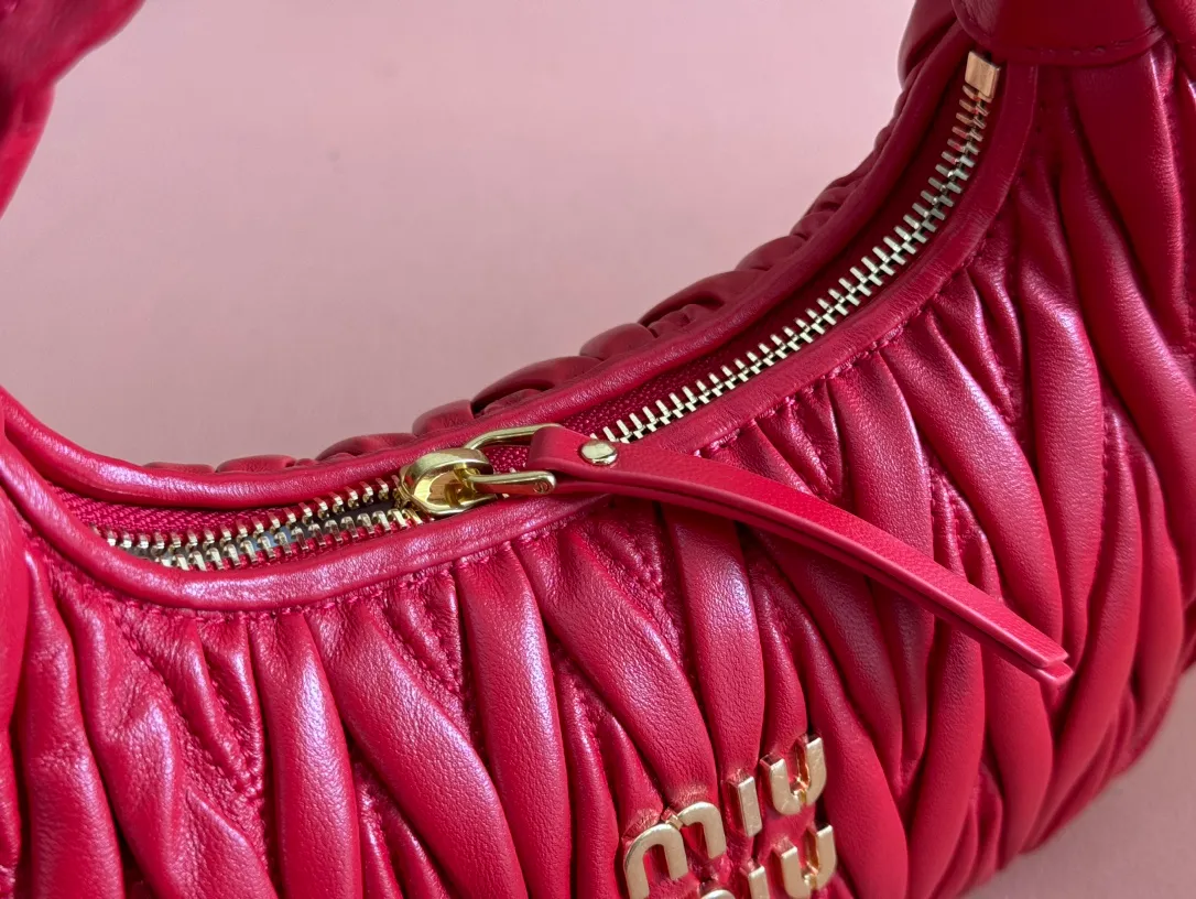 p1560💋💋💋【Premium hardware original leather】Wander Matelasse sheep leather Hobo handbag/crossbody bag ~ Wander handbag has become one of the classic accessories. This mini handbag is made of Matalasse sheep leather, using exquisite craftsmanship to create a three-dimensional effect, showing exquisite elegance. Presenting the Hobo bag style, blending retro style and modern elegance, it has become a new synonym for modern femininity. ～Golden hardware ～Zip closure ～Metal lettering logo on the front ～Cotton satin lining Size: W23×H13×D7cm Number: _5BC125