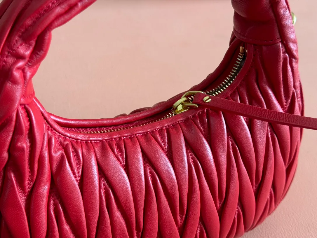 p1560💋💋💋【Premium hardware original leather】Wander Matelasse sheep leather Hobo handbag/crossbody bag ~ Wander handbag has become one of the classic accessories. This mini handbag is made of Matalasse sheep leather, using exquisite craftsmanship to create a three-dimensional effect, showing exquisite elegance. Presenting the Hobo bag style, blending retro style and modern elegance, it has become a new synonym for modern femininity. ～Golden hardware ～Zip closure ～Metal lettering logo on the front ～Cotton satin lining Size: W23×H13×D7cm Number: _5BC125