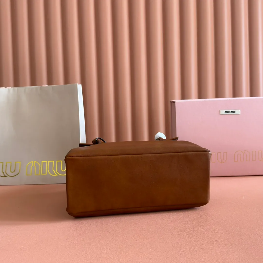 p1700💋💋💋【Configuring full counter package】Vintage cow leather Solitaire medium handbag: 5BA302 Structured lines and exquisite details define this handbag, inspired by MiuMiu's 2006 archives. An elegant style that combines classic and experimental is enhanced by the iconic logo on the front and a shiny finish. ·With handle ●With removable decoration. Comes with sliding and removable shoulder strap. Minimum length: 110 cm - Maximum length: 120 cm - Minimum drop: 50 cm - Maximum drop: 55 cm · Front and back pockets · Gold hardware · Zippered pockets and patch pockets ● Lettering logo on the front Width: 28 cm, Height: 19.5 cm, Length: 11 cm