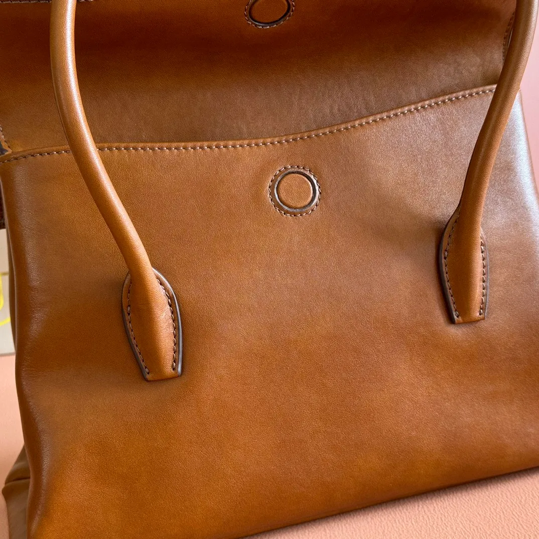 p1700💋💋💋【Configuring full counter package】Vintage cow leather Solitaire medium handbag: 5BA302 Structured lines and exquisite details define this handbag, inspired by MiuMiu's 2006 archives. An elegant style that combines classic and experimental is enhanced by the iconic logo on the front and a shiny finish. ·With handle ●With removable decoration. Comes with sliding and removable shoulder strap. Minimum length: 110 cm - Maximum length: 120 cm - Minimum drop: 50 cm - Maximum drop: 55 cm · Front and back pockets · Gold hardware · Zippered pockets and patch pockets ● Lettering logo on the front Width: 28 cm, Height: 19.5 cm, Length: 11 cm