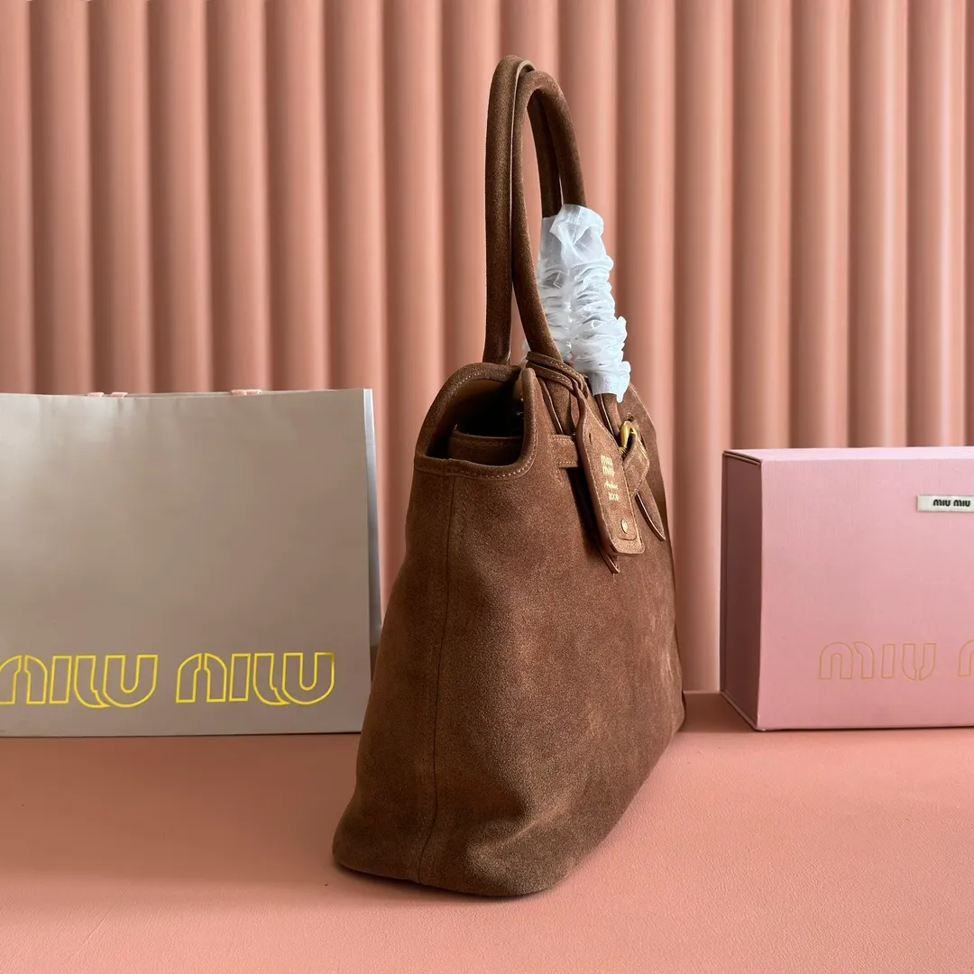 p2160💋💋💋Original leather Miu women's Nappa sheepskin handbag, inspired by the archive design, the structure has been adjusted to become lighter and rejuvenate with a new personality, creating a classic item with timeless charm. Decorated with an embossed monogram logo for an added signature touch 👝 Comes with handles for use as a tote or shoulder bag! Removable charm, antiqued gold-tone hardware, embossed lettering logo on front, lined interior, zip pocket and patch pocket! Size: 31✖️40✖️13cm Style number: 5BG291