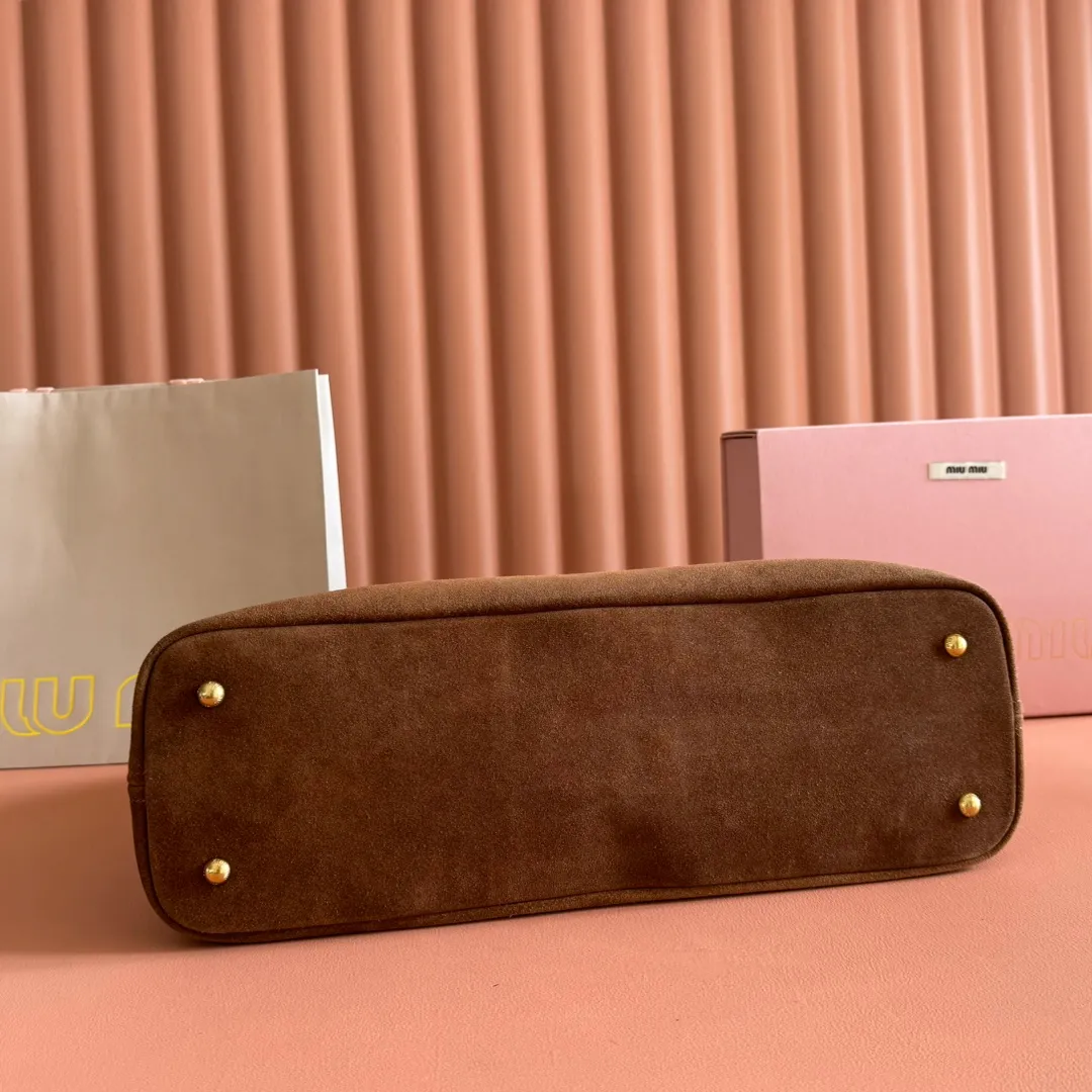 p2160💋💋💋Original leather Miu women's Nappa sheepskin handbag, inspired by the archive design, the structure has been adjusted to become lighter and rejuvenate with a new personality, creating a classic item with timeless charm. Decorated with an embossed monogram logo for an added signature touch 👝 Comes with handles for use as a tote or shoulder bag! Removable charm, antiqued gold-tone hardware, embossed lettering logo on front, lined interior, zip pocket and patch pocket! Size: 31✖️40✖️13cm Style number: 5BG291