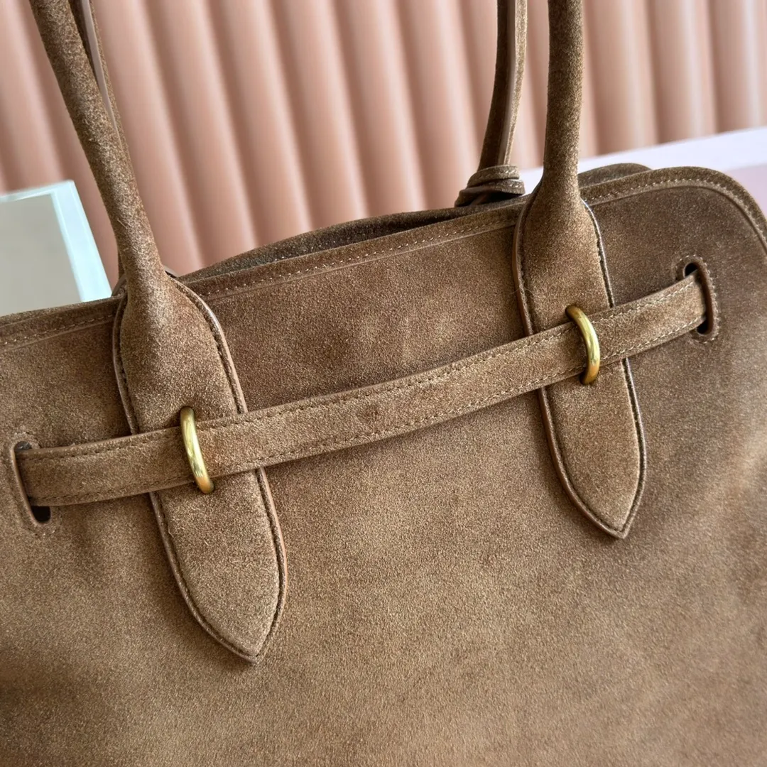 p2160💋💋💋Original leather Miu women's Nappa sheepskin handbag, inspired by the archive design, the structure has been adjusted to become lighter and rejuvenate with a new personality, creating a classic item with timeless charm. Decorated with an embossed monogram logo for an added signature touch 👝 Comes with handles for use as a tote or shoulder bag! Removable charm, antiqued gold-tone hardware, embossed lettering logo on front, lined interior, zip pocket and patch pocket! Size: 31✖️40✖️13cm Style number: 5BG291