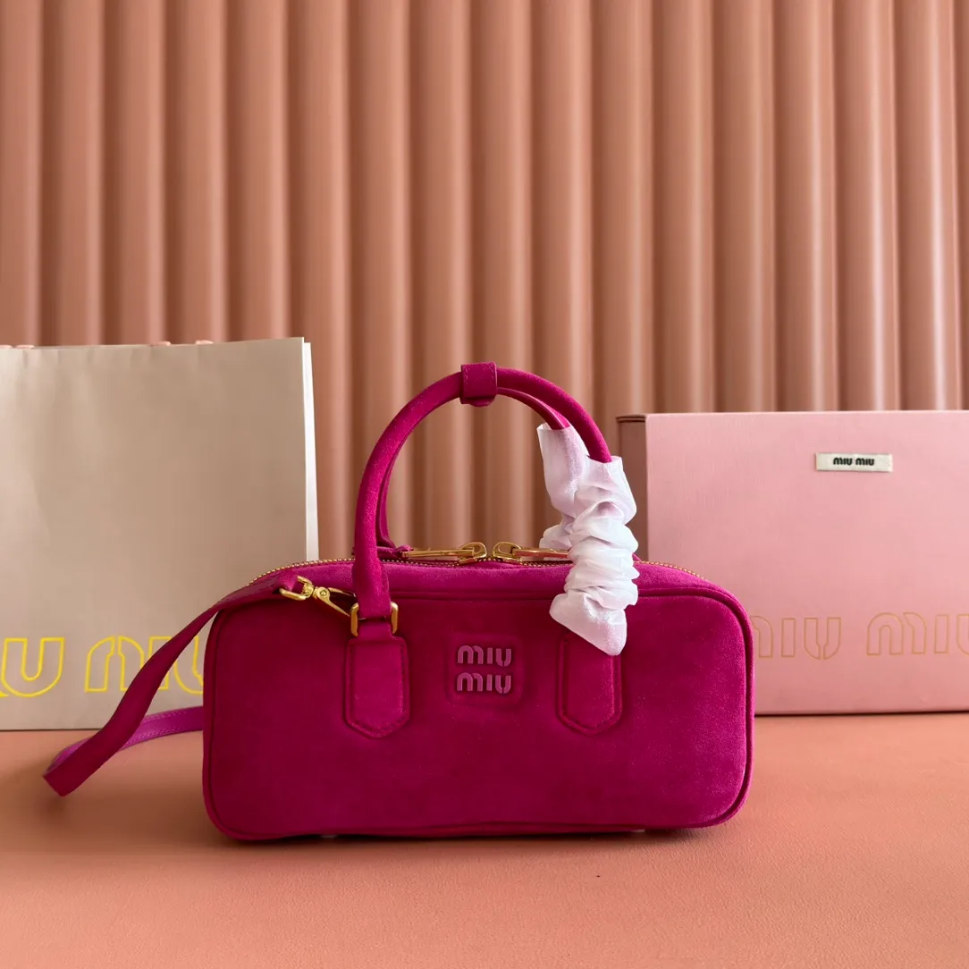 💋💋💋p1600【Premium hardware original leather】Arcadie cow leather medium (27cm) bowling handbag/crossbody bag ~ cognac color cowhide This Arcadic handbag demonstrates the unique concept that fashion is a tool that translates the reflection of reality into material form. The letter logo that complements the finish of the metal hardware accessories is exquisitely crafted and demonstrates a highly recognizable classic style. Dynamic and elegant lines with adjustable and detachable shoulder straps present a practical and versatile design with modern charm. ～Detachable and adjustable shoulder strap ～Zipper closure ～Painted metal letter logo on the front ～Lined with zippered pocket ～Comes with foot studs Size: W27×H12×D9cm No.: 5BB148