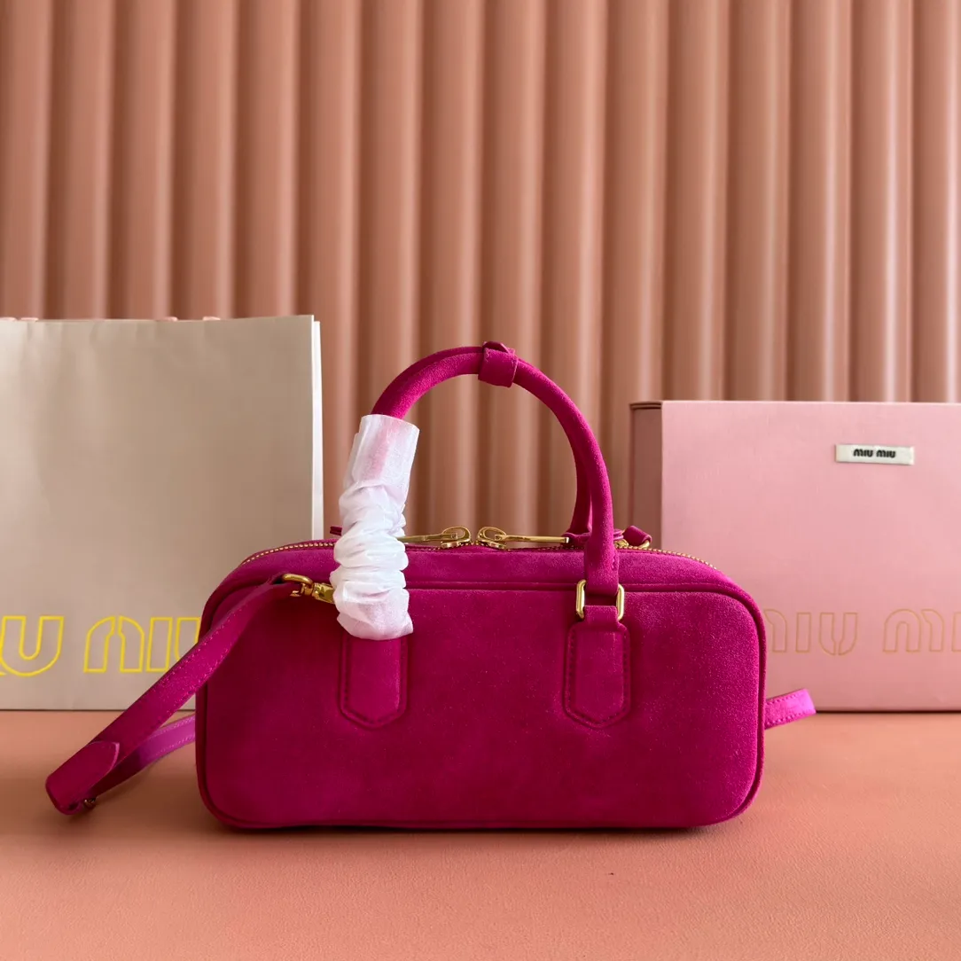 💋💋💋p1600【Premium hardware original leather】Arcadie cow leather medium (27cm) bowling handbag/crossbody bag ~ cognac color cowhide This Arcadic handbag demonstrates the unique concept that fashion is a tool that translates the reflection of reality into material form. The letter logo that complements the finish of the metal hardware accessories is exquisitely crafted and demonstrates a highly recognizable classic style. Dynamic and elegant lines with adjustable and detachable shoulder straps present a practical and versatile design with modern charm. ～Detachable and adjustable shoulder strap ～Zipper closure ～Painted metal letter logo on the front ～Lined with zippered pocket ～Comes with foot studs Size: W27×H12×D9cm No.: 5BB148