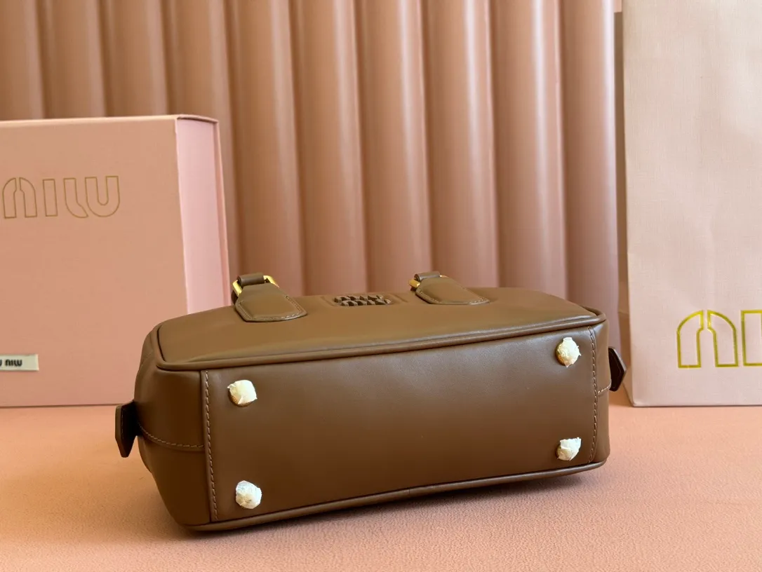 p1640💋💋💋【Full set of packaging at the counter】MIU MIU Miu Miu Caramel Bowling Upper Body Effect! Miu Miu Women's Arcadia Cowhide Handbag Crossbody Bag👝Lightly padded design makes the handbag look fuller, showing a cosmopolitan style. The letter logo, which echoes the finish of the metal hardware, straddles the line between function and decoration, giving this handbag a unique aesthetic and classic feel. Size: 22✖️10.5✖️7.5cm Style number: 5bb142 brown