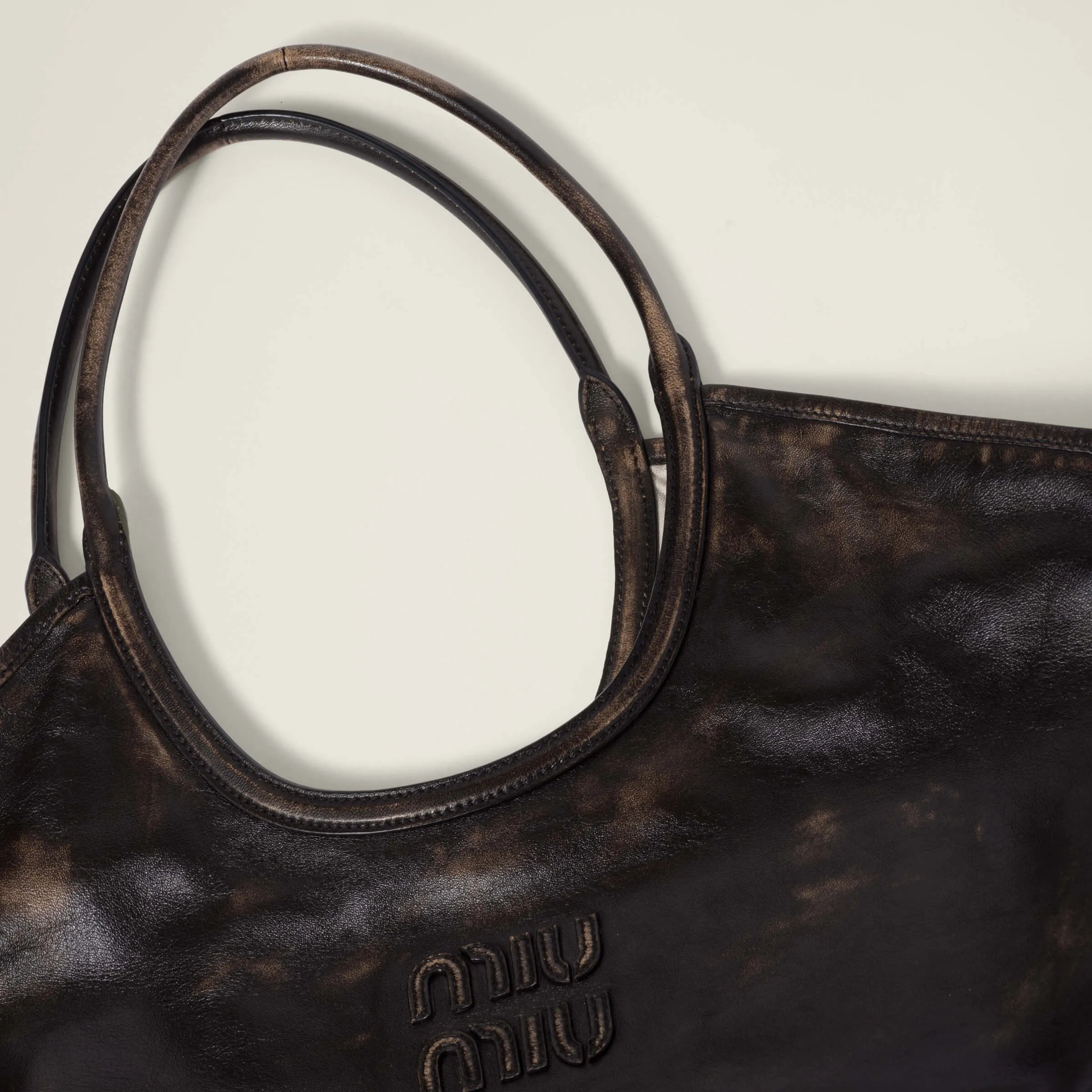 [Premium Hardware Original Leather] LVY Leather Tote Bag ~ Coffee Brown Retro. The fine leather adds color and gives this tote bag a classic and timeless charm. Tonal leather lettering logo adds a distinctive, classic touch. ~Leather handle ~Golden hardware ~Leather letter logo on front ~Fabric lining with two zippered pockets Dimensions: W40×H39×D18cm No.: 5BG276_MM0_ 276