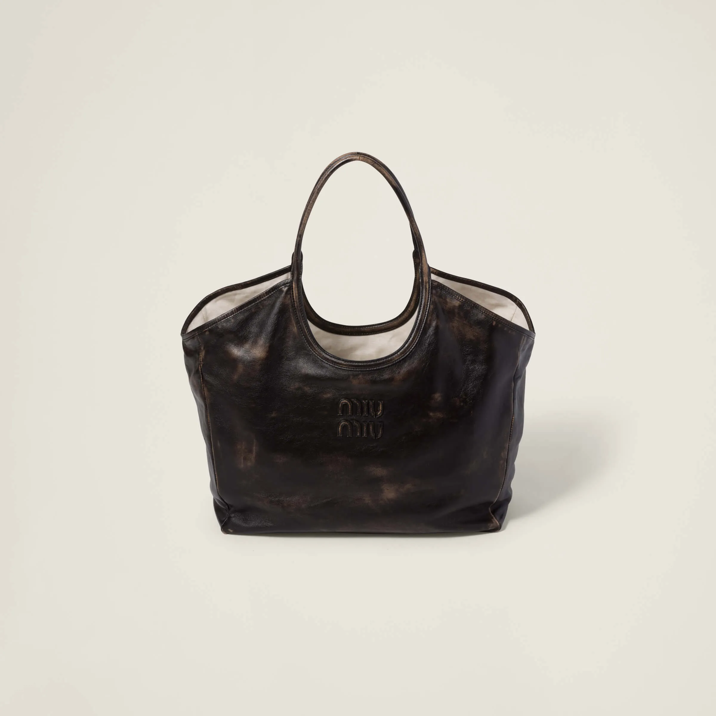 [Premium Hardware Original Leather] LVY Leather Tote Bag ~ Coffee Brown Retro. The fine leather adds color and gives this tote bag a classic and timeless charm. Tonal leather lettering logo adds a distinctive, classic touch. ~Leather handle ~Golden hardware ~Leather letter logo on front ~Fabric lining with two zippered pockets Dimensions: W40×H39×D18cm No.: 5BG276_MM0_ 276
