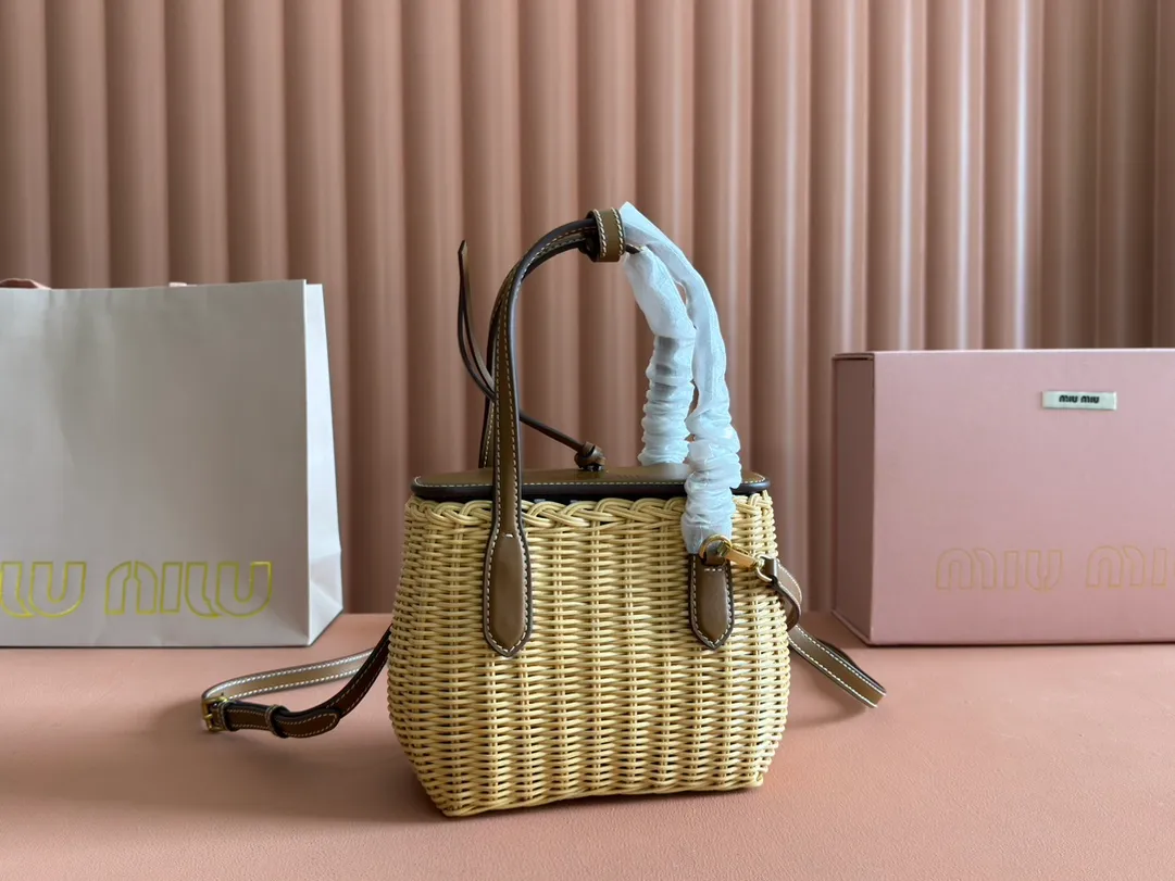 p1600💋💋💋【Full set of packaging at the counter】🍒M Home🍒 MiuMiu rattan style I really like the freshness and romance of the weaving style, full of dreamy and high-end sense. The unique sweet smell of this small basket is really amazing! The pure hand-woven weaving and the small and exquisite bag shape are super fascinating~ It can be filled with summer feeling easily. It is perfect for picnics or beach vacations. The season for miu girls’ vegetable baskets is coming, come and buy it! 15x20x8.5cm 5BA222