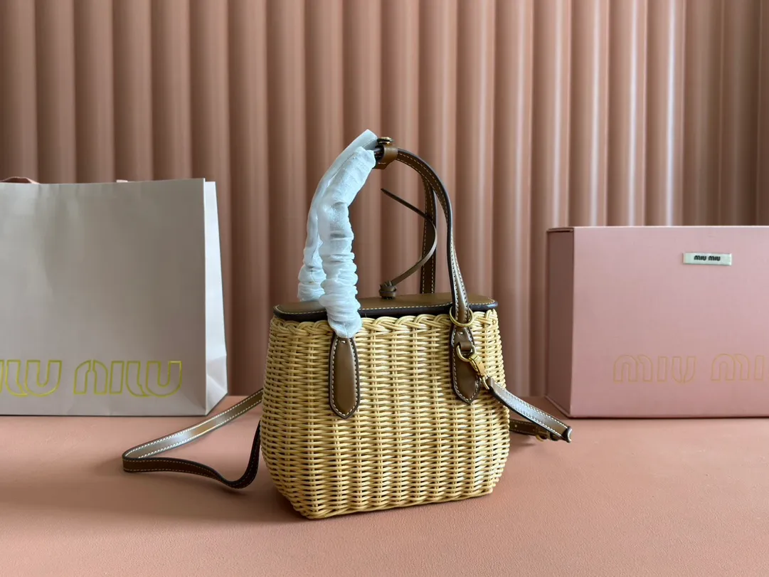 p1600💋💋💋【Full set of packaging at the counter】🍒M Home🍒 MiuMiu rattan style I really like the freshness and romance of the weaving style, full of dreamy and high-end sense. The unique sweet smell of this small basket is really amazing! The pure hand-woven weaving and the small and exquisite bag shape are super fascinating~ It can be filled with summer feeling easily. It is perfect for picnics or beach vacations. The season for miu girls’ vegetable baskets is coming, come and buy it! 15x20x8.5cm 5BA222