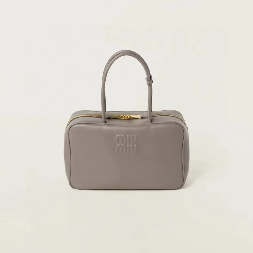 p1900. MIU's new product [original leather with counter packaging] Beau cow leather handbag/shoulder bag ~ gray [new version briefcase] This Beau handbag is made of soft and smooth cow leather, with exquisite details such as gold-plated hardware and accessories, and the embossed letter logo highlights the classic style. Size:W34×H23×D10cm