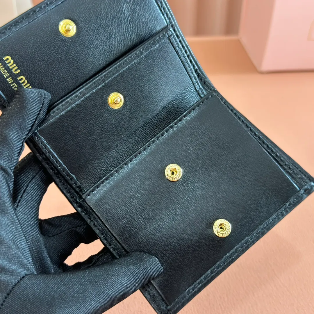 p460. 💋💋💋【Full set of packaging at the counter】🔥 MM latest version pocket wallet💗pocket wallet💗New small wallet at the counter🔥Model: 5MV20g🆕🆕💃💃It is made of imported top-grade sheepskin inside and outside🐮💞Hundred-yuan bills, bank cards, coins, and change can all be stored in it💅💅Size: 11.5 X8 cm.