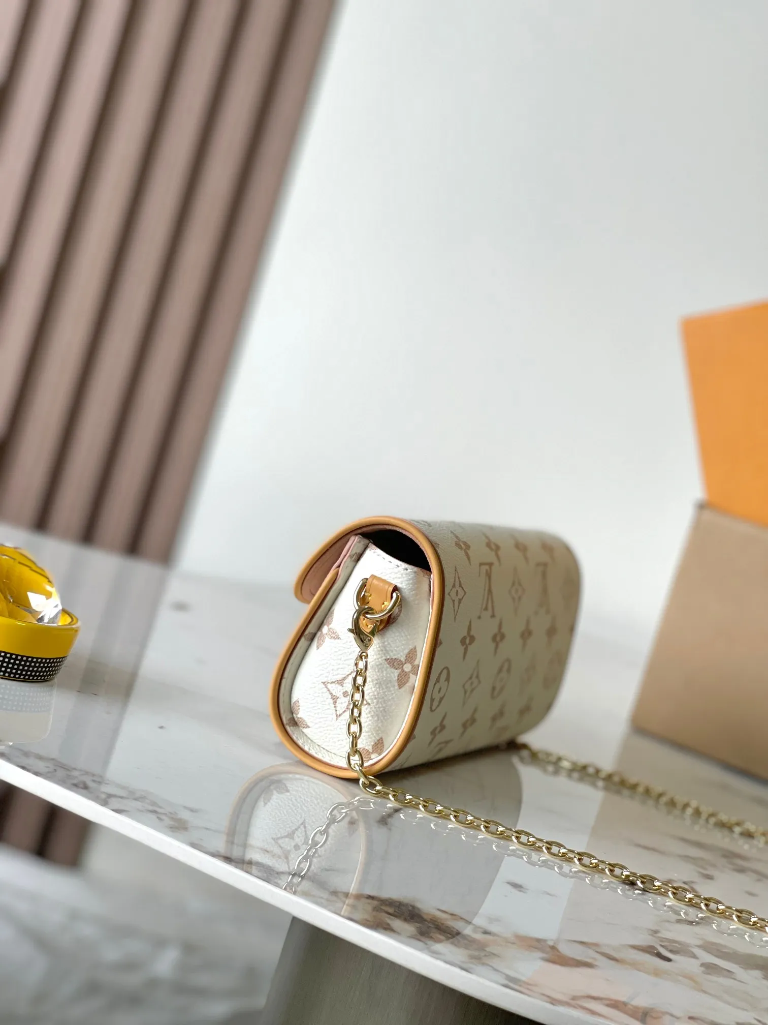 p1260 [Special grade MB163c chip version original leather] This Pochette Camille handbag model: M26583 Material: A-grade all-steel hardware, imported original fabric Packaging: full set of original duty-free MB packaging Size: 20.5x 11 x 6CM