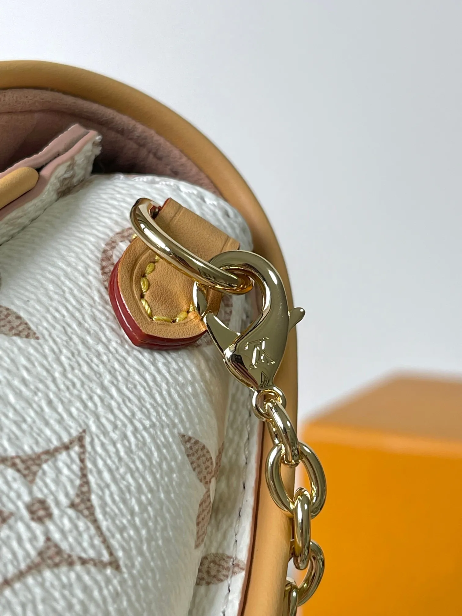 p1260 [Special grade MB163c chip version original leather] This Pochette Camille handbag model: M26583 Material: A-grade all-steel hardware, imported original fabric Packaging: full set of original duty-free MB packaging Size: 20.5x 11 x 6CM