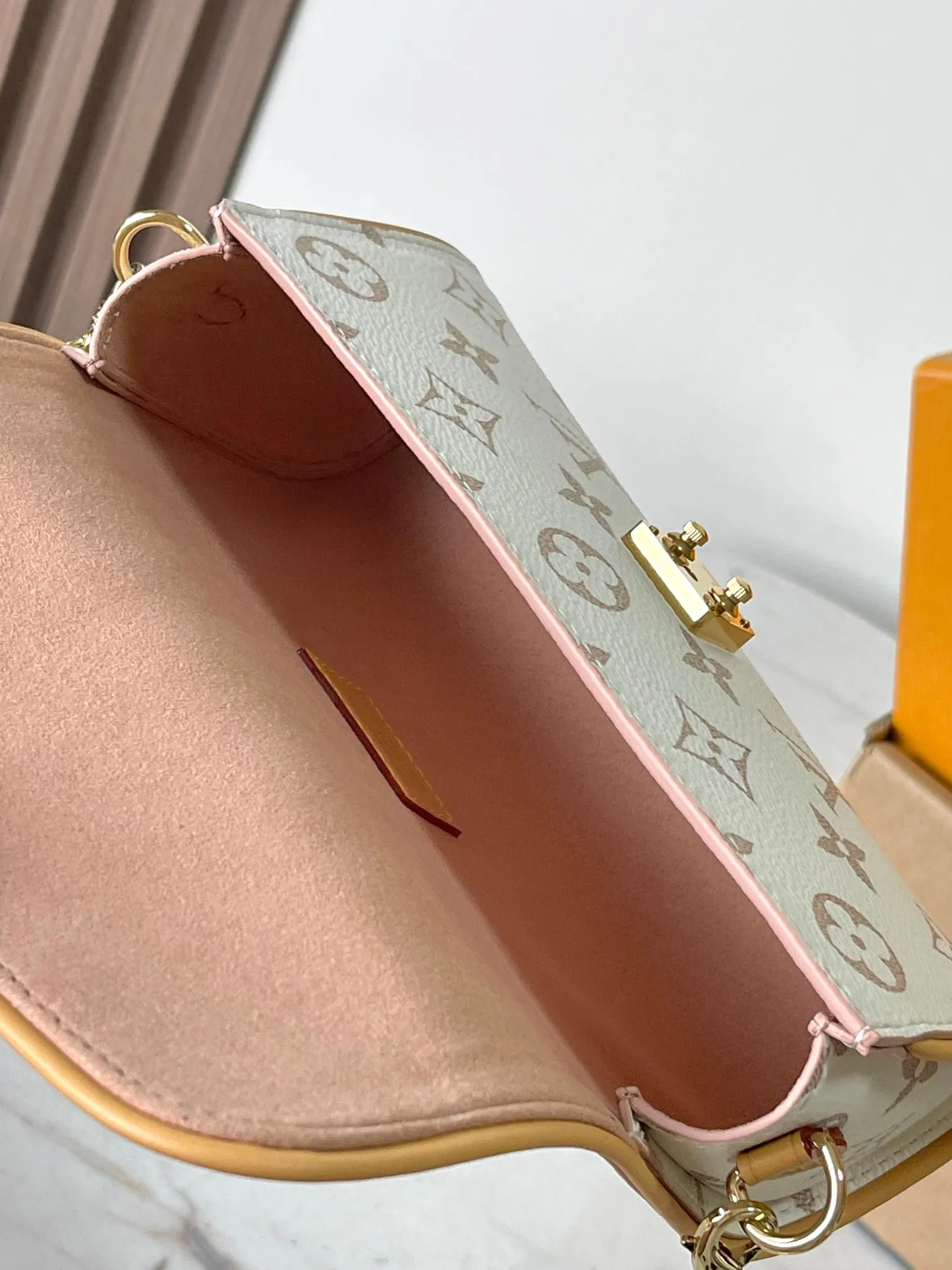 p1260 [Special grade MB163c chip version original leather] This Pochette Camille handbag model: M26583 Material: A-grade all-steel hardware, imported original fabric Packaging: full set of original duty-free MB packaging Size: 20.5x 11 x 6CM