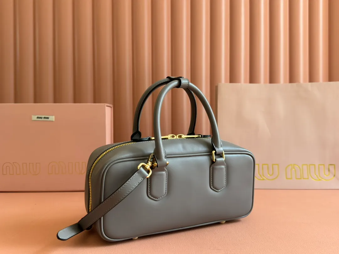 💋💋💋p1720【Premium hardware original leather】Arcadie cow leather medium (27cm) bowling handbag/crossbody bag ~ cognac color cowhide This Arcadic handbag demonstrates the unique concept that fashion is a tool that translates the reflection of reality into material form. The letter logo that complements the finish of the metal hardware accessories is exquisitely crafted and demonstrates a highly recognizable classic style. Dynamic and elegant lines with adjustable and detachable shoulder straps present a practical and versatile design with modern charm. ～Detachable and adjustable shoulder strap ～Zipper closure ～Painted metal letter logo on the front ～Lined with zippered pocket ～Comes with foot studs Size: W27×H12×D9cm No.: 5BB148