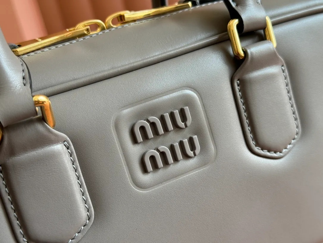 💋💋💋p1720【Premium hardware original leather】Arcadie cow leather medium (27cm) bowling handbag/crossbody bag ~ cognac color cowhide This Arcadic handbag demonstrates the unique concept that fashion is a tool that translates the reflection of reality into material form. The letter logo that complements the finish of the metal hardware accessories is exquisitely crafted and demonstrates a highly recognizable classic style. Dynamic and elegant lines with adjustable and detachable shoulder straps present a practical and versatile design with modern charm. ～Detachable and adjustable shoulder strap ～Zipper closure ～Painted metal letter logo on the front ～Lined with zippered pocket ～Comes with foot studs Size: W27×H12×D9cm No.: 5BB148