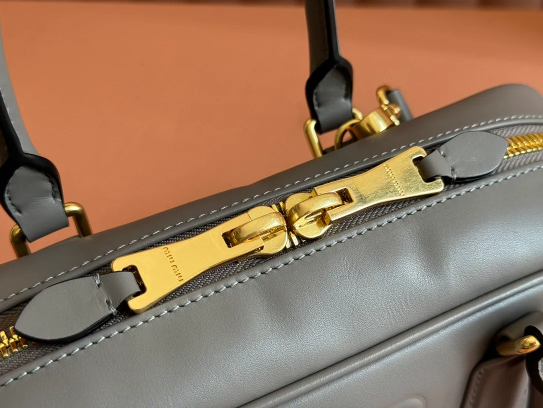 💋💋💋p1720【Premium hardware original leather】Arcadie cow leather medium (27cm) bowling handbag/crossbody bag ~ cognac color cowhide This Arcadic handbag demonstrates the unique concept that fashion is a tool that translates the reflection of reality into material form. The letter logo that complements the finish of the metal hardware accessories is exquisitely crafted and demonstrates a highly recognizable classic style. Dynamic and elegant lines with adjustable and detachable shoulder straps present a practical and versatile design with modern charm. ～Detachable and adjustable shoulder strap ～Zipper closure ～Painted metal letter logo on the front ～Lined with zippered pocket ～Comes with foot studs Size: W27×H12×D9cm No.: 5BB148