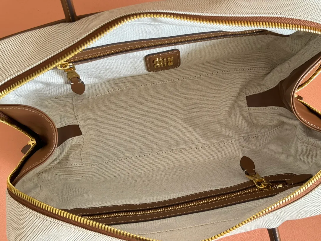 p1560MiuMiu [Original linen briefcase] A complete fusion of fashion and classics, it is the next big hit. Wool fabric is paired with calfskin. The texture is soft and durable. It is lighter and more versatile than the all-leather model, both in appearance and practicality. They are all amazing. The three-generation long handle design is easy to carry on the shoulder. The large design has sufficient capacity and can easily hold various necessities. It is a perfect choice whether for work or travel. The new satin lining is more beautiful and durable. Models: 5bb117, 5bb163. Size: 34X23X12cm.
