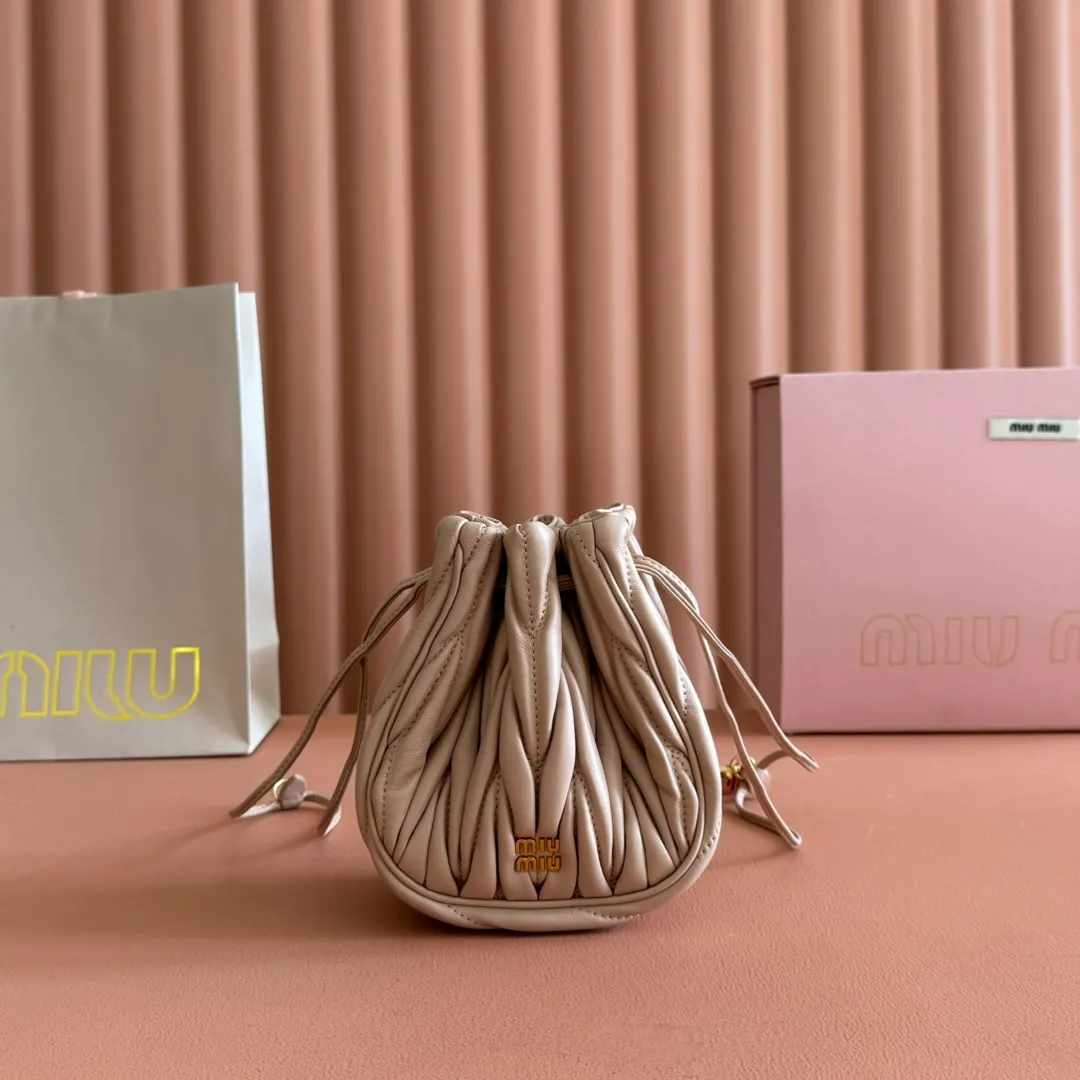 p1360💋💋💋【Original configuration counter full package】Matelassé Nappa lambskin mini drawstring handbag The Matelassé pattern, a symbol of Miu Miu style, has a new look in the design of this practical and functional clutch bag, with drawstring closure, exquisite finish and metal logo, Dimensions - 7.5cmx14cmx16cm Model - 5nd022​