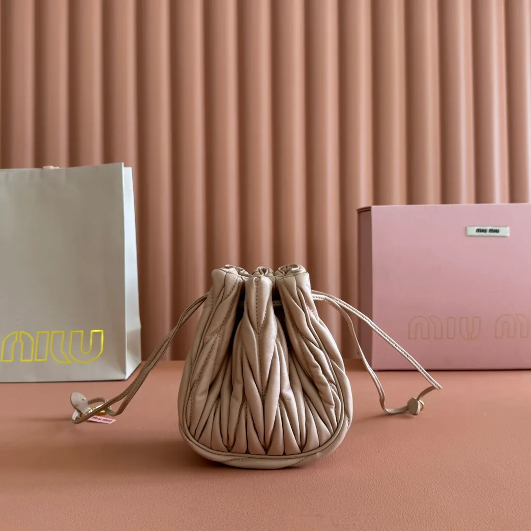 p1360💋💋💋【Original configuration counter full package】Matelassé Nappa lambskin mini drawstring handbag The Matelassé pattern, a symbol of Miu Miu style, has a new look in the design of this practical and functional clutch bag, with drawstring closure, exquisite finish and metal logo, Dimensions - 7.5cmx14cmx16cm Model - 5nd022​