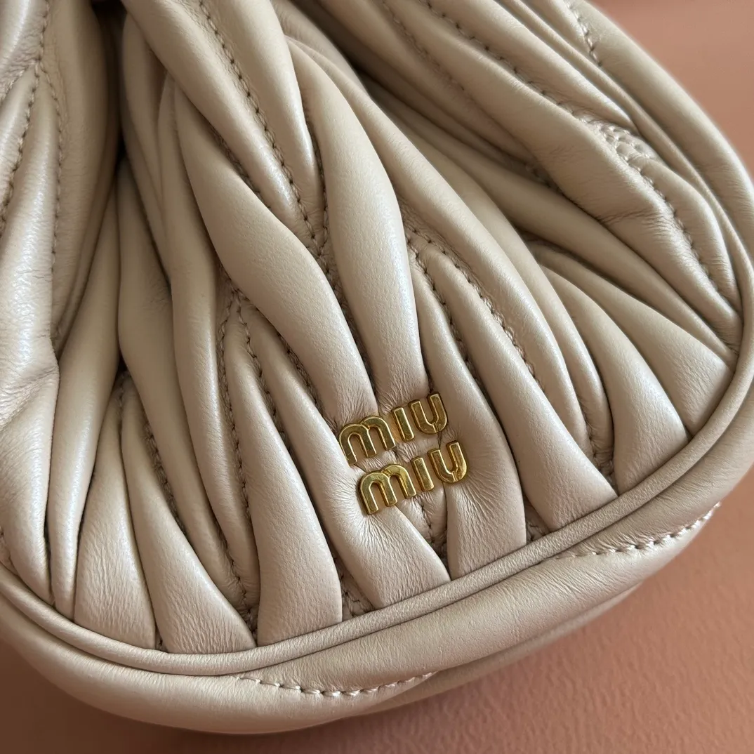 p1360💋💋💋【Original configuration counter full package】Matelassé Nappa lambskin mini drawstring handbag The Matelassé pattern, a symbol of Miu Miu style, has a new look in the design of this practical and functional clutch bag, with drawstring closure, exquisite finish and metal logo, Dimensions - 7.5cmx14cmx16cm Model - 5nd022​