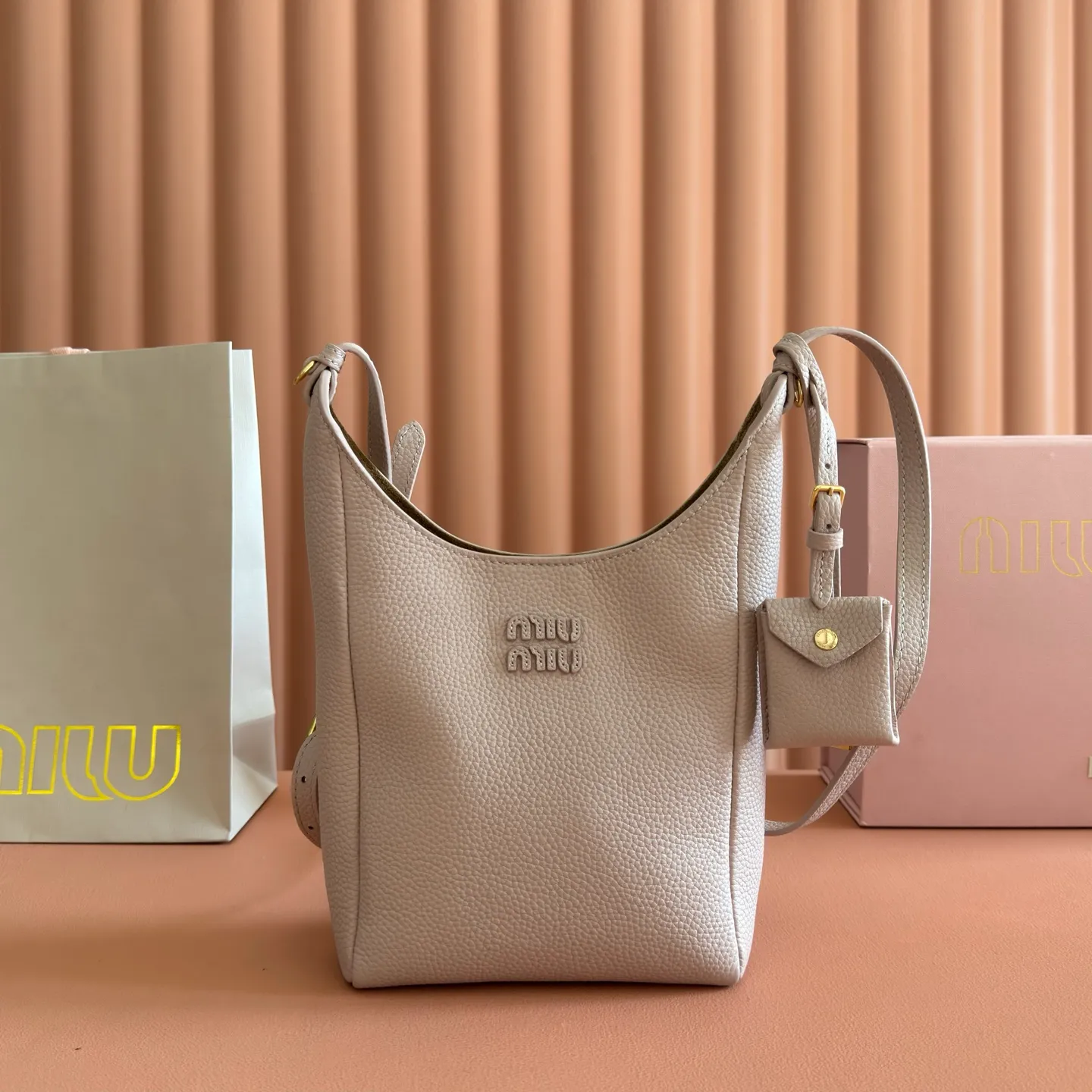 p1460💋💋💋[Original leather configuration counter complete package] Miu Japanese pop-up new tote bag, top-grade imported cowhide, high-end leather texture, elegant and retro, soft but not collapsed, with metal lock pendant, casual and lazy temperament, full of sweet and cool style, hand-sewn leather logo, details are online, suitable for commuting and shopping, practicality MAX, model: 5be098 Size: 28X 22.5X 12cm