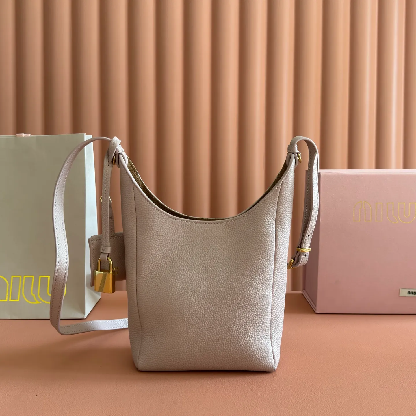 p1460💋💋💋[Original leather configuration counter complete package] Miu Japanese pop-up new tote bag, top-grade imported cowhide, high-end leather texture, elegant and retro, soft but not collapsed, with metal lock pendant, casual and lazy temperament, full of sweet and cool style, hand-sewn leather logo, details are online, suitable for commuting and shopping, practicality MAX, model: 5be098 Size: 28X 22.5X 12cm
