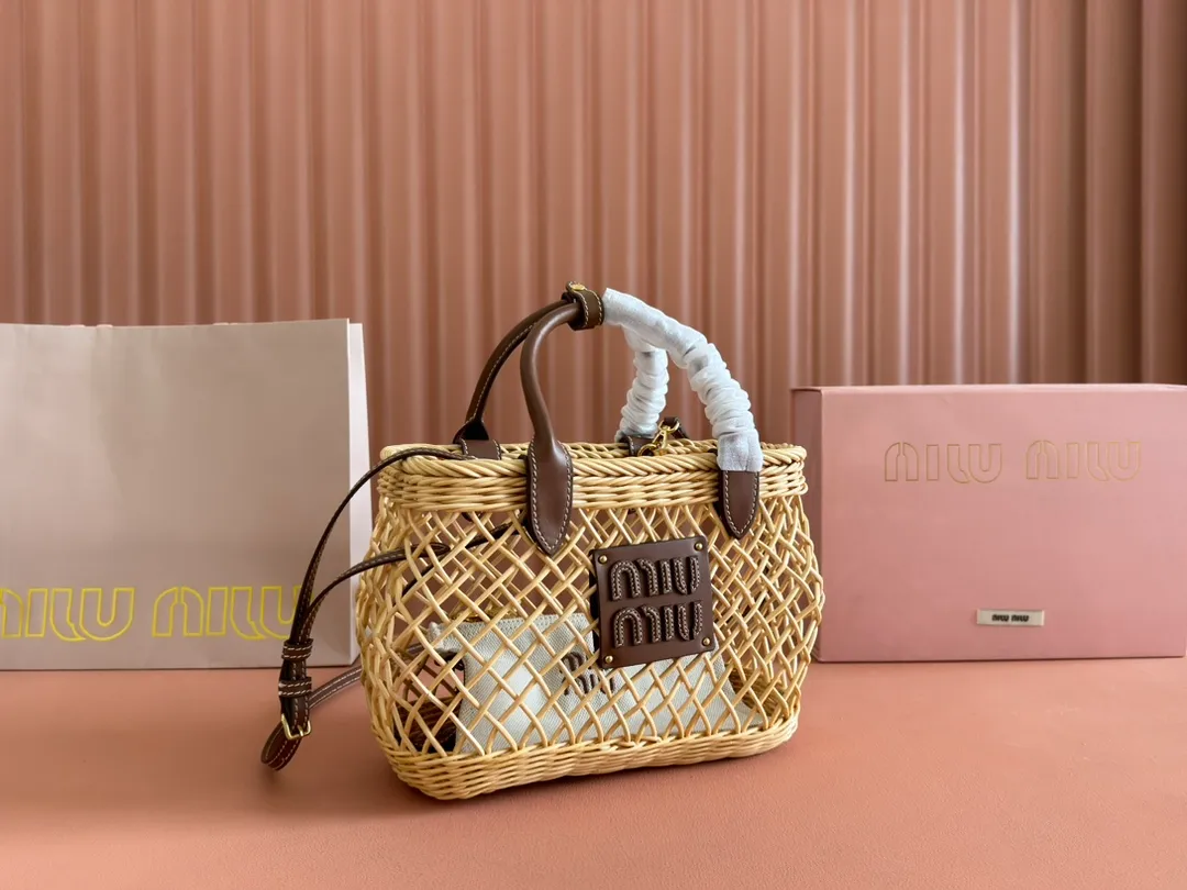 p1600💋💋💋【Full set of packaging at the counter】5BA286, Miu's summer pastoral holiday style, new woven hollow vegetable basket, the special rattan arc design makes the bag very novel, unique and three-dimensional. It has a hand-stitched leather logo on the front, double leather portable shoulder straps, a canvas zipper bag inside, and an adjustable leather long shoulder strap. It is an excellent choice for picnics, pastoral vacations, and beach trips. Size: 24 X 18 X 9 cm