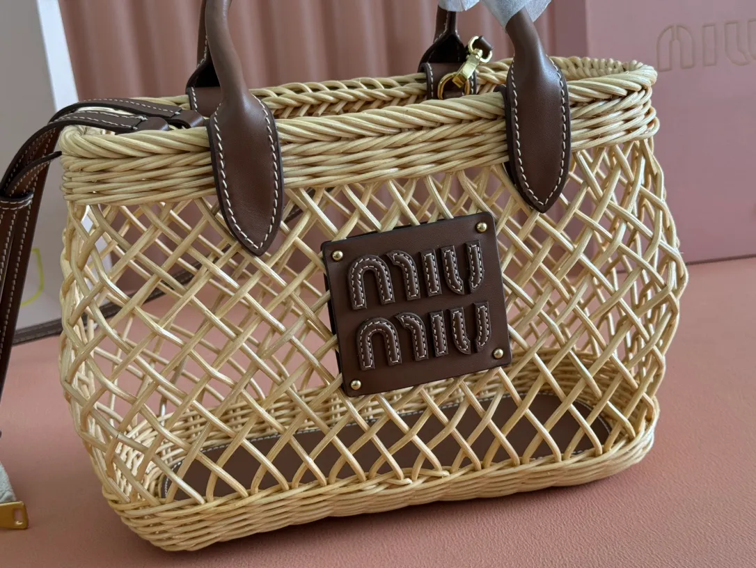 p1600💋💋💋【Full set of packaging at the counter】5BA286, Miu's summer pastoral holiday style, new woven hollow vegetable basket, the special rattan arc design makes the bag very novel, unique and three-dimensional. It has a hand-stitched leather logo on the front, double leather portable shoulder straps, a canvas zipper bag inside, and an adjustable leather long shoulder strap. It is an excellent choice for picnics, pastoral vacations, and beach trips. Size: 24 X 18 X 9 cm