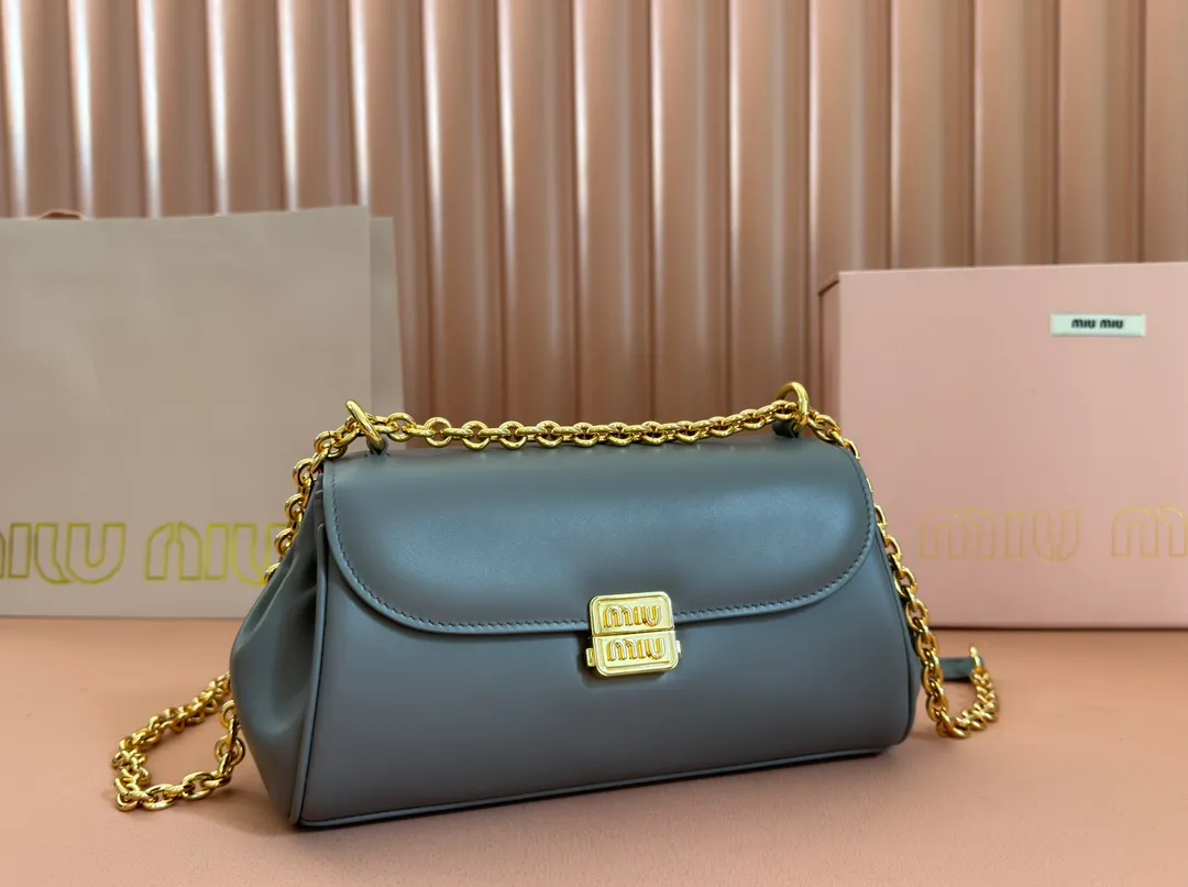 p1800💋💋💋【Original leather configuration counter packaging】MiuM's new baguette bag, this shoulder bag continues the classic design, using lightweight padded leather design, unique, top-grade calfskin material, with elegant front flap and adjustable metal shoulder straps, various styles, exquisite and elegant, casual and lazy, daily casual, work and commuting, looks good no matter what. Model: 5bd266. Size: 24X13.5X9cm