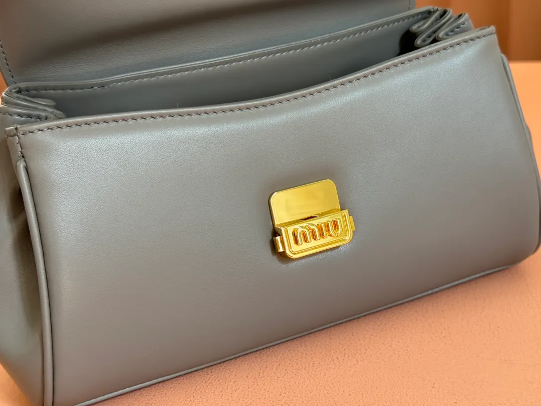 p1800💋💋💋【Original leather configuration counter packaging】MiuM's new baguette bag, this shoulder bag continues the classic design, using lightweight padded leather design, unique, top-grade calfskin material, with elegant front flap and adjustable metal shoulder straps, various styles, exquisite and elegant, casual and lazy, daily casual, work and commuting, looks good no matter what. Model: 5bd266. Size: 24X13.5X9cm