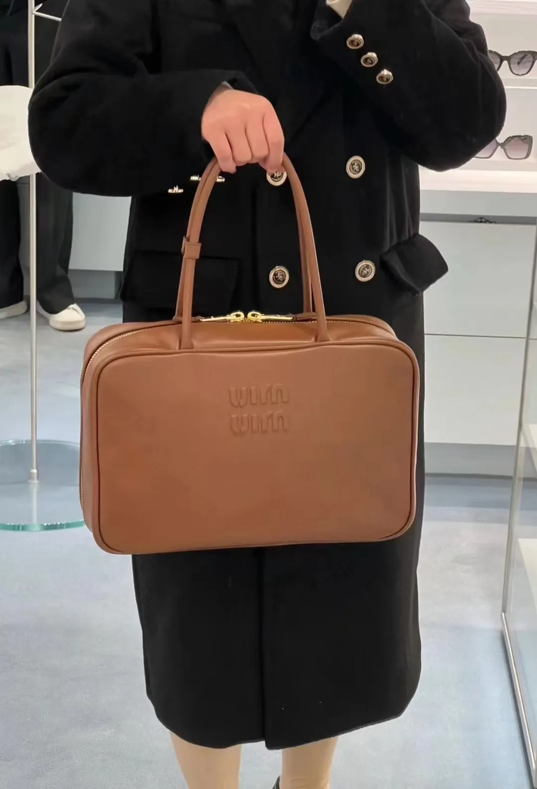 p1900. MIU's new product [original leather with counter packaging] Beau cow leather handbag/shoulder bag ~ brown [new version briefcase] This Beau handbag is made of soft and smooth cow leather, with exquisite details such as gold-plated hardware and accessories, and the embossed letter logo highlights the classic style. Size:W34×H23×D10cm