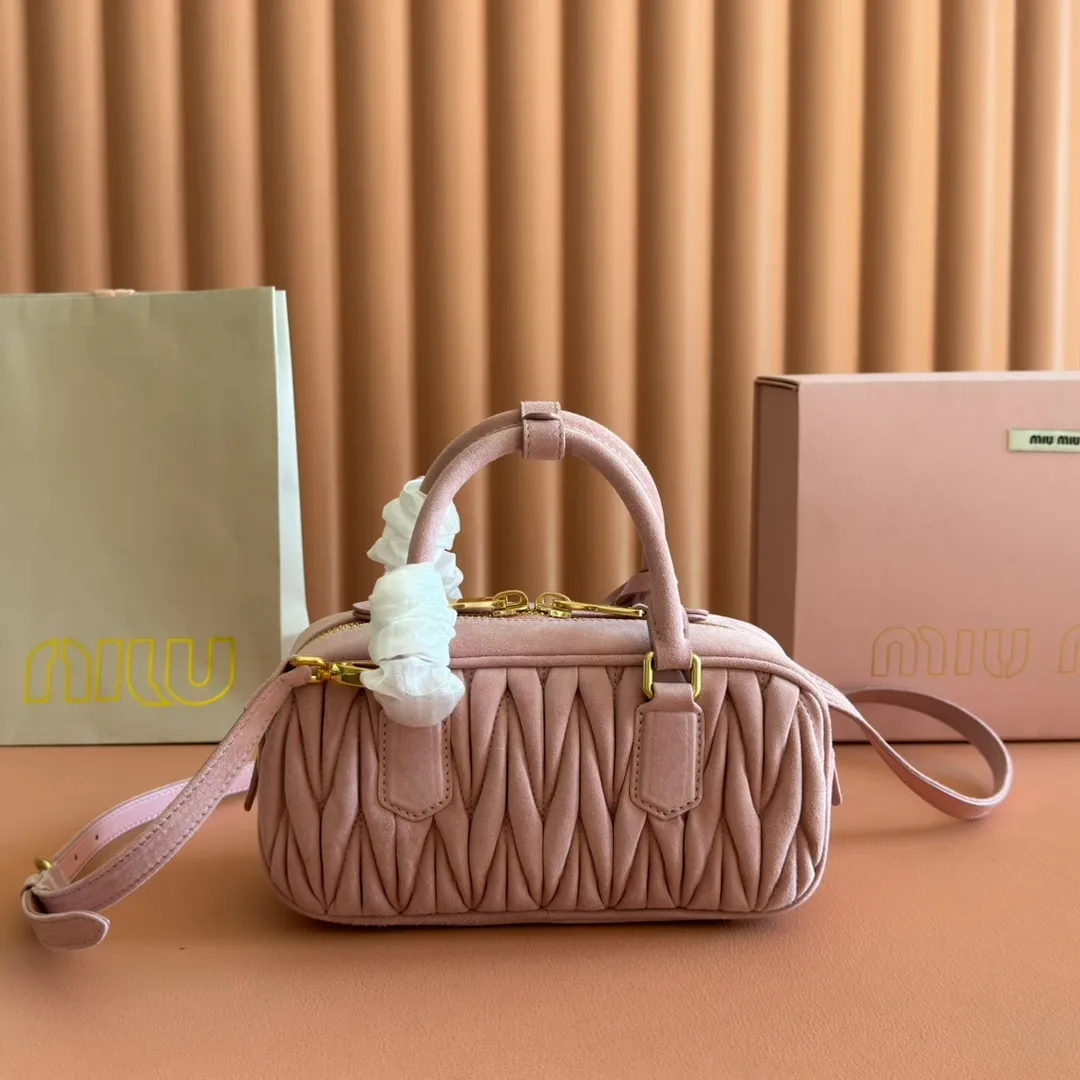 p1700💋💋💋【Configuring full counter package】MIU MIU Miu Miu pleated lambskin Miu Miu women's Arcadia cowhide handbag crossbody bag👝The lightweight padding design makes the handbag look fuller and shows a cosmopolitan style. The letter logo, which echoes the finish of the metal hardware, straddles the line between function and decoration, giving this handbag a unique aesthetic and classic feel. Size: 22✖️10.5✖️7.5cm Style number: 5bb142 pink