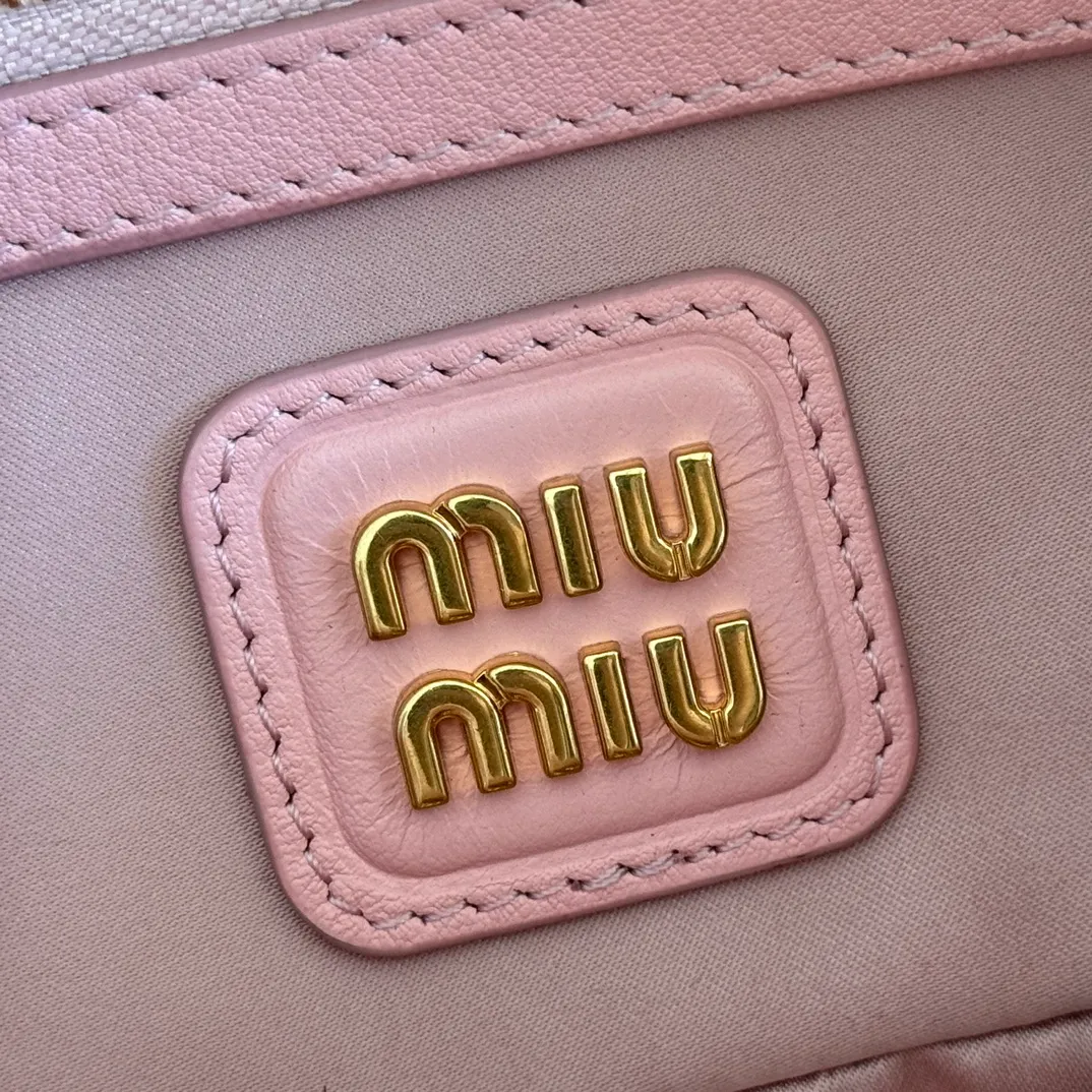 p1700💋💋💋【Configuring full counter package】MIU MIU Miu Miu pleated lambskin Miu Miu women's Arcadia cowhide handbag crossbody bag👝The lightweight padding design makes the handbag look fuller and shows a cosmopolitan style. The letter logo, which echoes the finish of the metal hardware, straddles the line between function and decoration, giving this handbag a unique aesthetic and classic feel. Size: 22✖️10.5✖️7.5cm Style number: 5bb142 pink