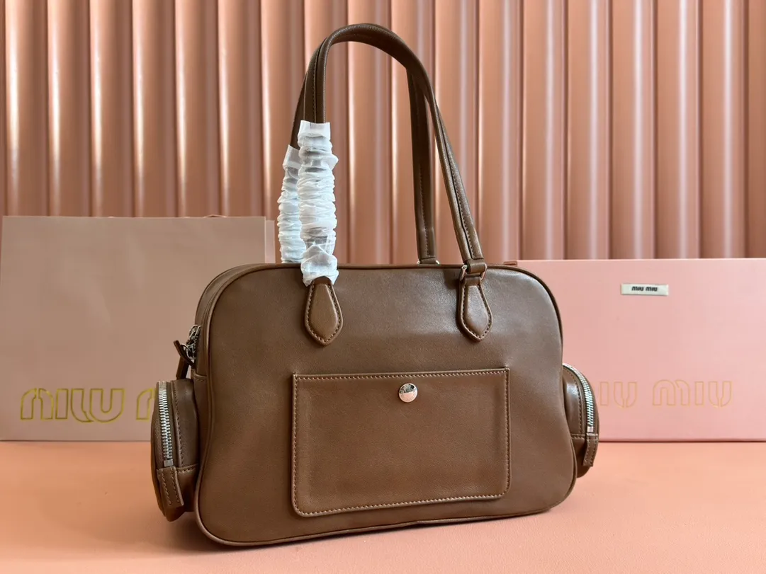 p2500💋💋💋【Premium Hardware Original Leather】Adventure Nappa Sheep Leather Handbag/Shoulder Bag～Brown This handbag combines soft Nappa sheep leather with a work style pocket. Decorated with an embossed monogram logo for an added signature touch.  Size: W32×H22×D14cm No.: 5BB159