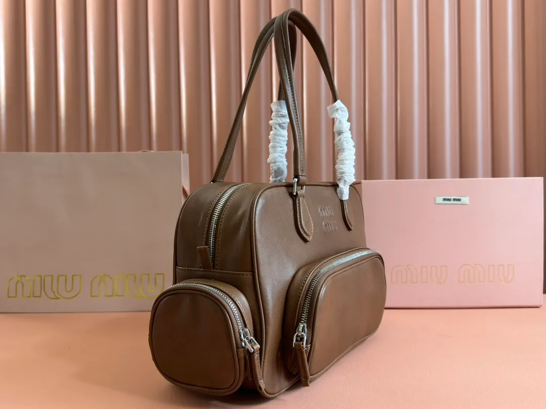 p2500💋💋💋【Premium Hardware Original Leather】Adventure Nappa Sheep Leather Handbag/Shoulder Bag～Brown This handbag combines soft Nappa sheep leather with a work style pocket. Decorated with an embossed monogram logo for an added signature touch.  Size: W32×H22×D14cm No.: 5BB159