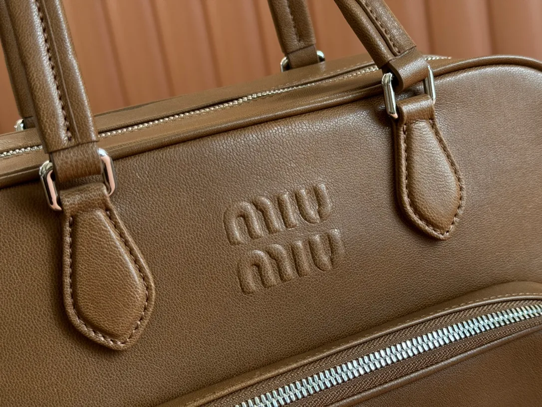 p2500💋💋💋【Premium Hardware Original Leather】Adventure Nappa Sheep Leather Handbag/Shoulder Bag～Brown This handbag combines soft Nappa sheep leather with a work style pocket. Decorated with an embossed monogram logo for an added signature touch.  Size: W32×H22×D14cm No.: 5BB159