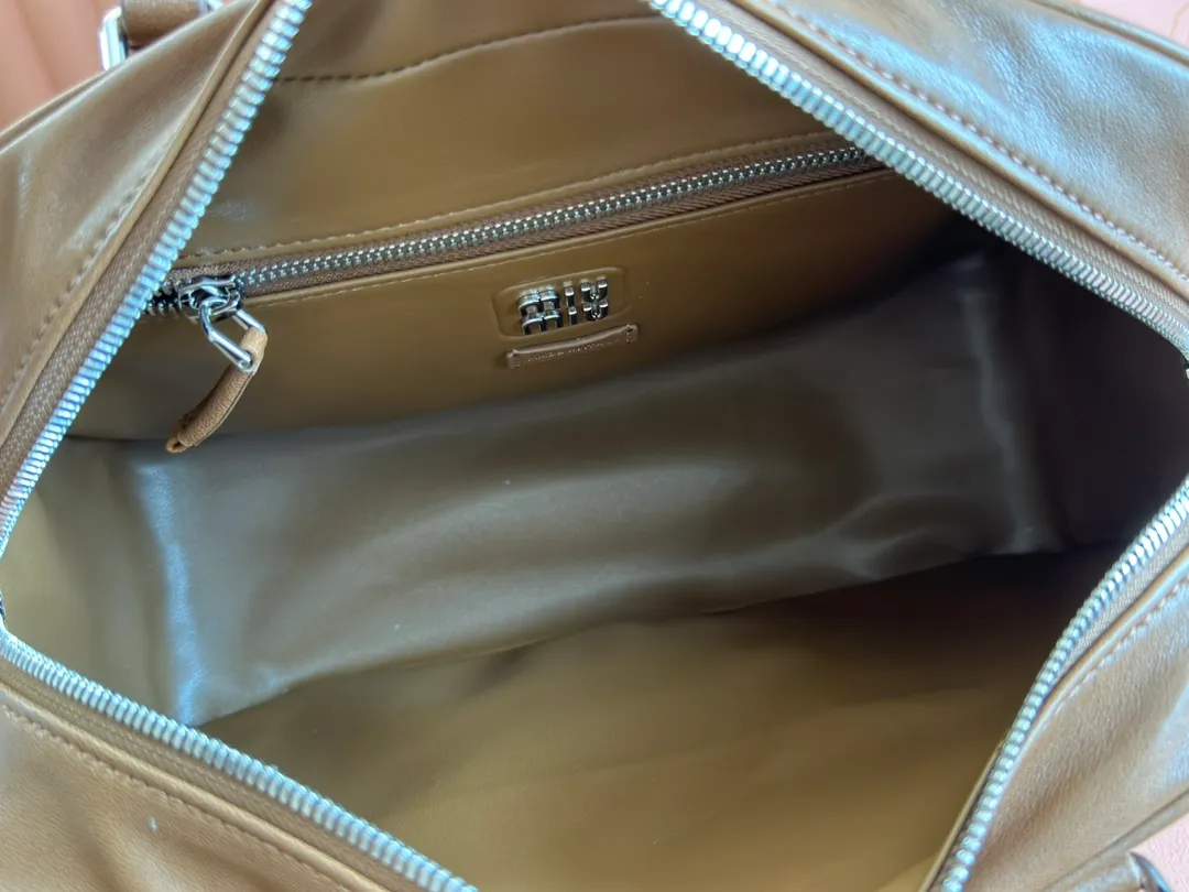 p2500💋💋💋【Premium Hardware Original Leather】Adventure Nappa Sheep Leather Handbag/Shoulder Bag～Brown This handbag combines soft Nappa sheep leather with a work style pocket. Decorated with an embossed monogram logo for an added signature touch.  Size: W32×H22×D14cm No.: 5BB159