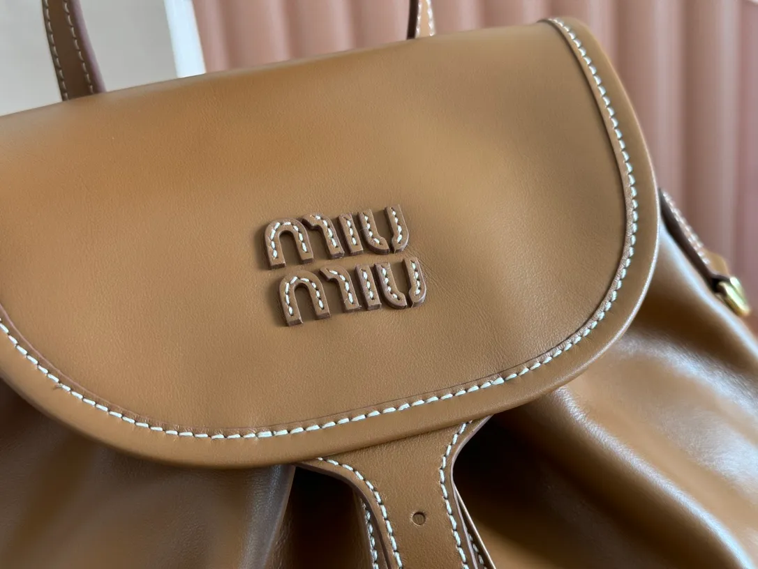 p2200. 💋💋💋【Configured with full package at counter】MIU Home new product college style backpack, the perfect combination of canvas and imported calfskin, thick wear-resistant linen blend lining, adopts a casual design style, fashionable, simple and advanced, combined with exquisite handcrafts, adding multiple pockets for storage, the shoulder strap and hand bag can be freely converted, which is a great convenience Improved practicality, it is simply a tool for dressing. It can be worn with jeans, shirts or various casual sportswear. It is a very good item to wear, especially the capacity is large enough and it is light and easy to use. I highly recommend it. Model: 5bz042, size 29.5x25x12.5cm