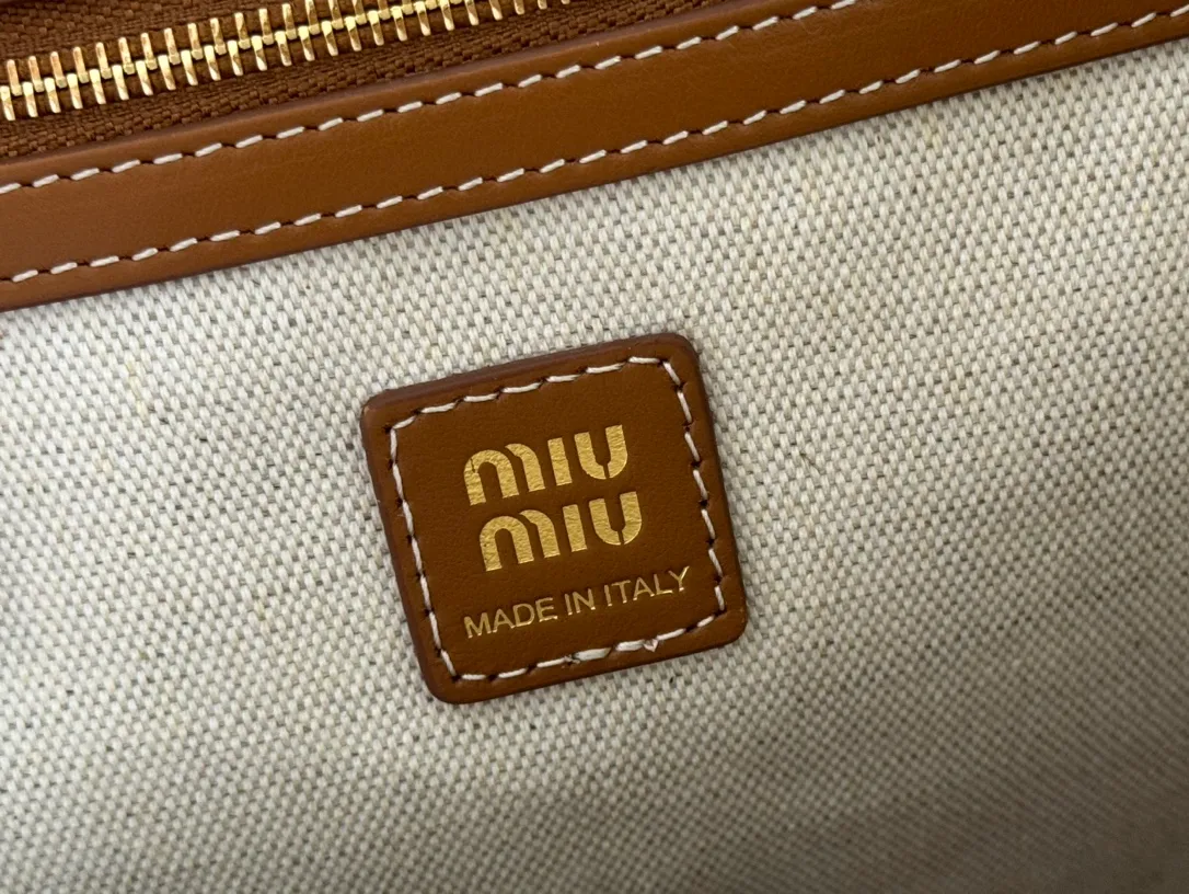 p2200. 💋💋💋【Configured with full package at counter】MIU Home new product college style backpack, the perfect combination of canvas and imported calfskin, thick wear-resistant linen blend lining, adopts a casual design style, fashionable, simple and advanced, combined with exquisite handcrafts, adding multiple pockets for storage, the shoulder strap and hand bag can be freely converted, which is a great convenience Improved practicality, it is simply a tool for dressing. It can be worn with jeans, shirts or various casual sportswear. It is a very good item to wear, especially the capacity is large enough and it is light and easy to use. I highly recommend it. Model: 5bz042, size 29.5x25x12.5cm