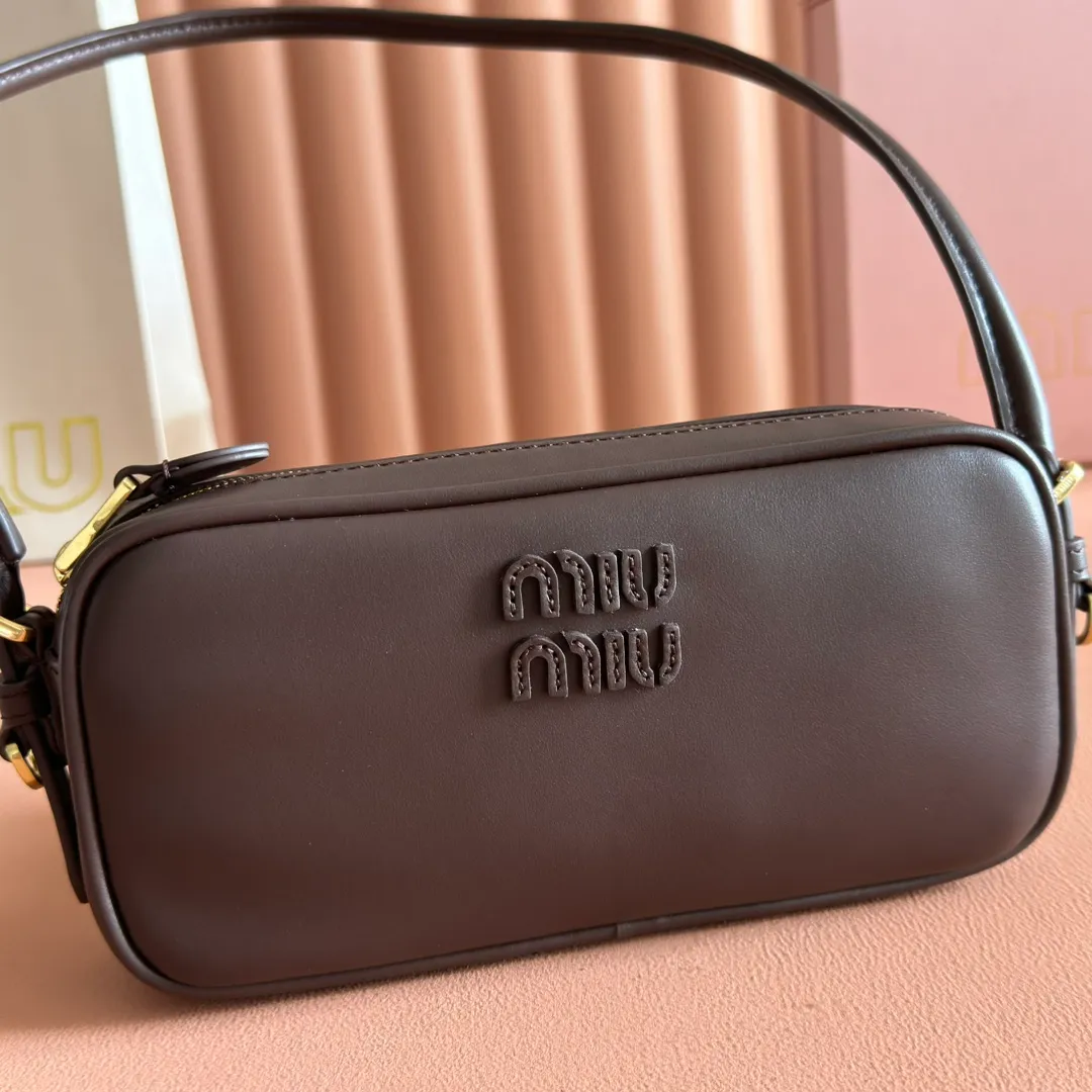 💋💋💋p1300【Original leather configuration counter complete package】Cow leather small handbag 5NE024 AF8W F004 This small bag features a sophisticated and compact design, inspired by the iconic Miu Miu handbag. The shoulder strap design allows it to be worn on the shoulder, showing elegance and practicality. ●Detachable and adjustable shoulder strap ●Zipper closure ●Lined ·Engraved logo Width: 20 cm, Height: 10 cm, Length: 4.5 cm