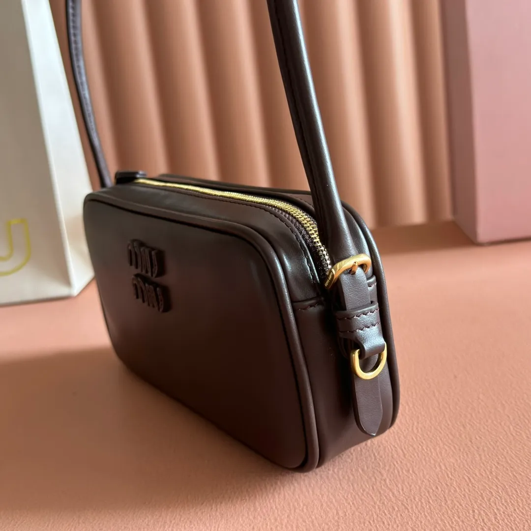 💋💋💋p1300【Original leather configuration counter complete package】Cow leather small handbag 5NE024 AF8W F004 This small bag features a sophisticated and compact design, inspired by the iconic Miu Miu handbag. The shoulder strap design allows it to be worn on the shoulder, showing elegance and practicality. ●Detachable and adjustable shoulder strap ●Zipper closure ●Lined ·Engraved logo Width: 20 cm, Height: 10 cm, Length: 4.5 cm